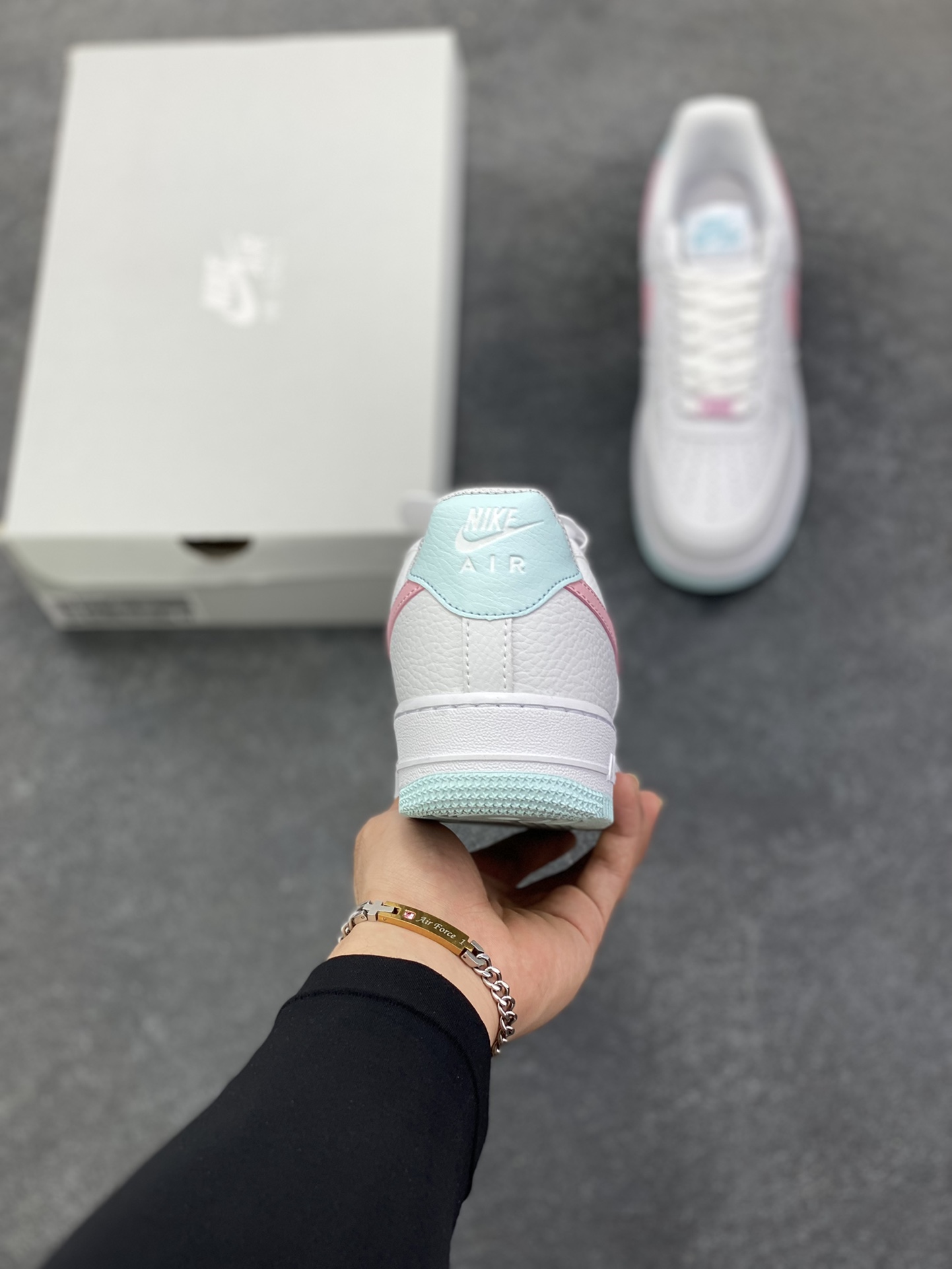 图片[4]-福利特价 Nike Air Force 1 Low 白粉 空军一号低帮运动休闲板鞋 原楦头原纸板 打造纯正空军版型 专注外贸渠道 全掌内置蜂窝气垫 原盒配件 原厂中底钢印、拉帮完美 货号：IH0640-161 尺码：36 36.5 37.5 38 38.5 39 40-选品中心