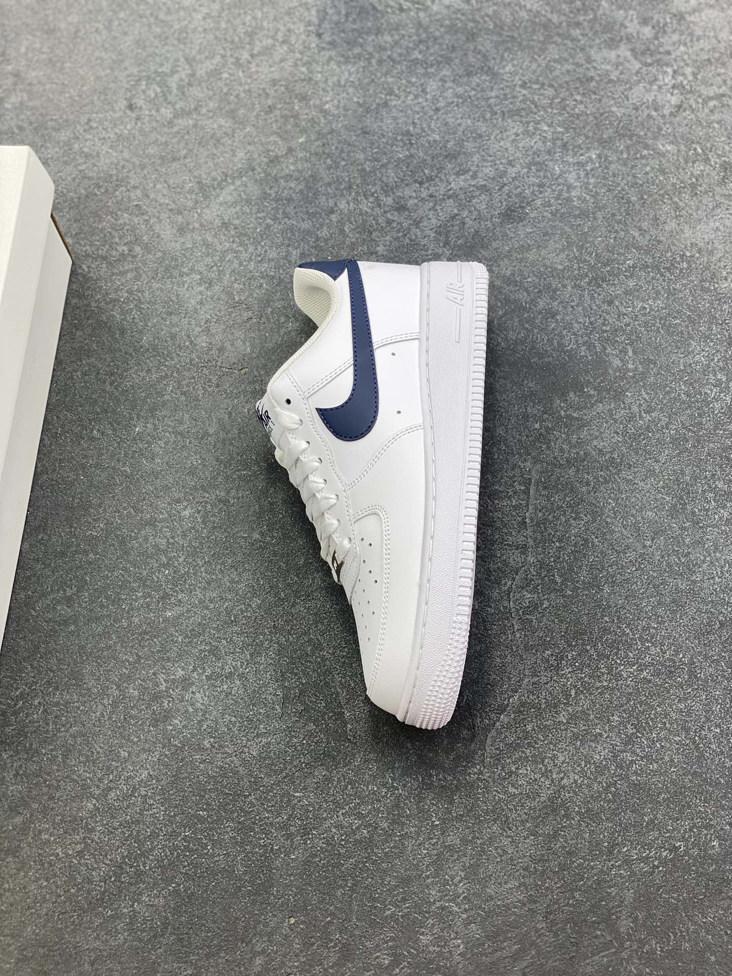 图片[7]-Nike Air Force 1 Low 白深蓝 空军一号低帮运动休闲板鞋 原楦头原纸板 打造纯正空军版型 专注外贸渠道 全掌内置蜂窝气垫 原盒配件 原厂中底钢印、拉帮完美 货号：FJ4146-119 尺码：36 36.5 37.5 38 38.5 39 40 40.5 41 42 42.5 43 44 44.5 45-选品中心