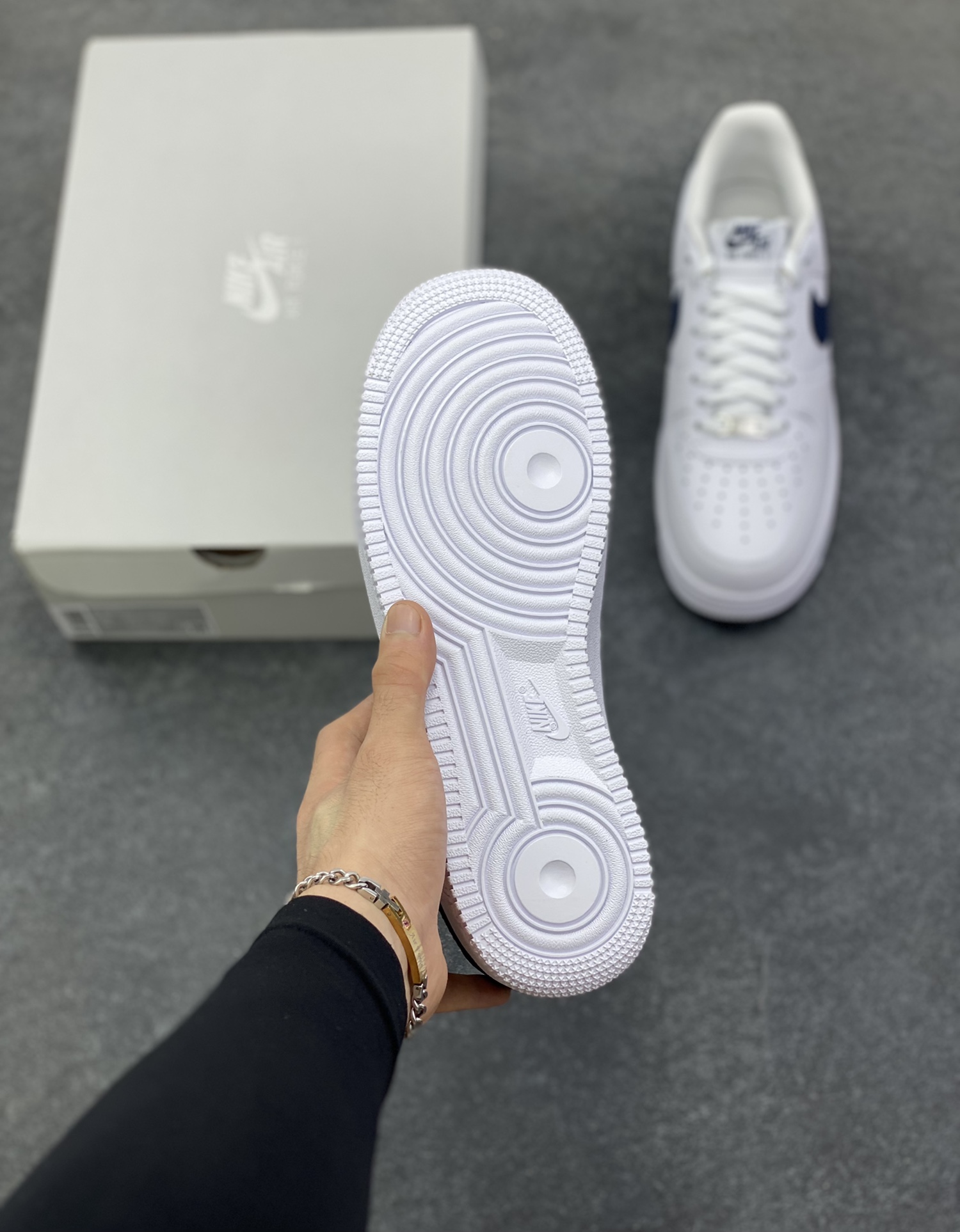 图片[5]-Nike Air Force 1 Low 白深蓝 空军一号低帮运动休闲板鞋 原楦头原纸板 打造纯正空军版型 专注外贸渠道 全掌内置蜂窝气垫 原盒配件 原厂中底钢印、拉帮完美 货号：FJ4146-119 尺码：36 36.5 37.5 38 38.5 39 40 40.5 41 42 42.5 43 44 44.5 45-选品中心