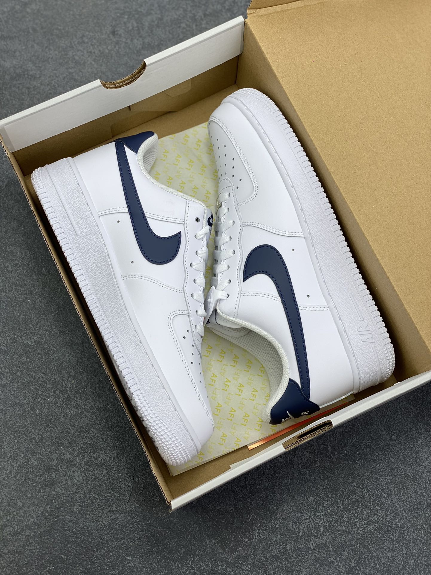 图片[9]-Nike Air Force 1 Low 白深蓝 空军一号低帮运动休闲板鞋 原楦头原纸板 打造纯正空军版型 专注外贸渠道 全掌内置蜂窝气垫 原盒配件 原厂中底钢印、拉帮完美 货号：FJ4146-119 尺码：36 36.5 37.5 38 38.5 39 40 40.5 41 42 42.5 43 44 44.5 45-选品中心