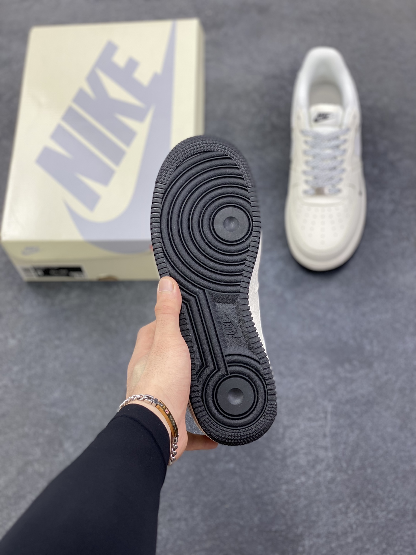 图片[5]-Nike Air Force 1 Low 空军一号低帮百搭休闲运动板鞋。柔软、弹性十足的缓震性能和出色的中底设计，横跨复古与现代的外型结合，造就出风靡全球三十多年的Force 1，直到今天还深受青睐。 货号：XX3168-183 尺码：36 36.5 37.5 38 38.5 39 40 40.5 41 42 42.5 43 44 44.5 45-选品中心