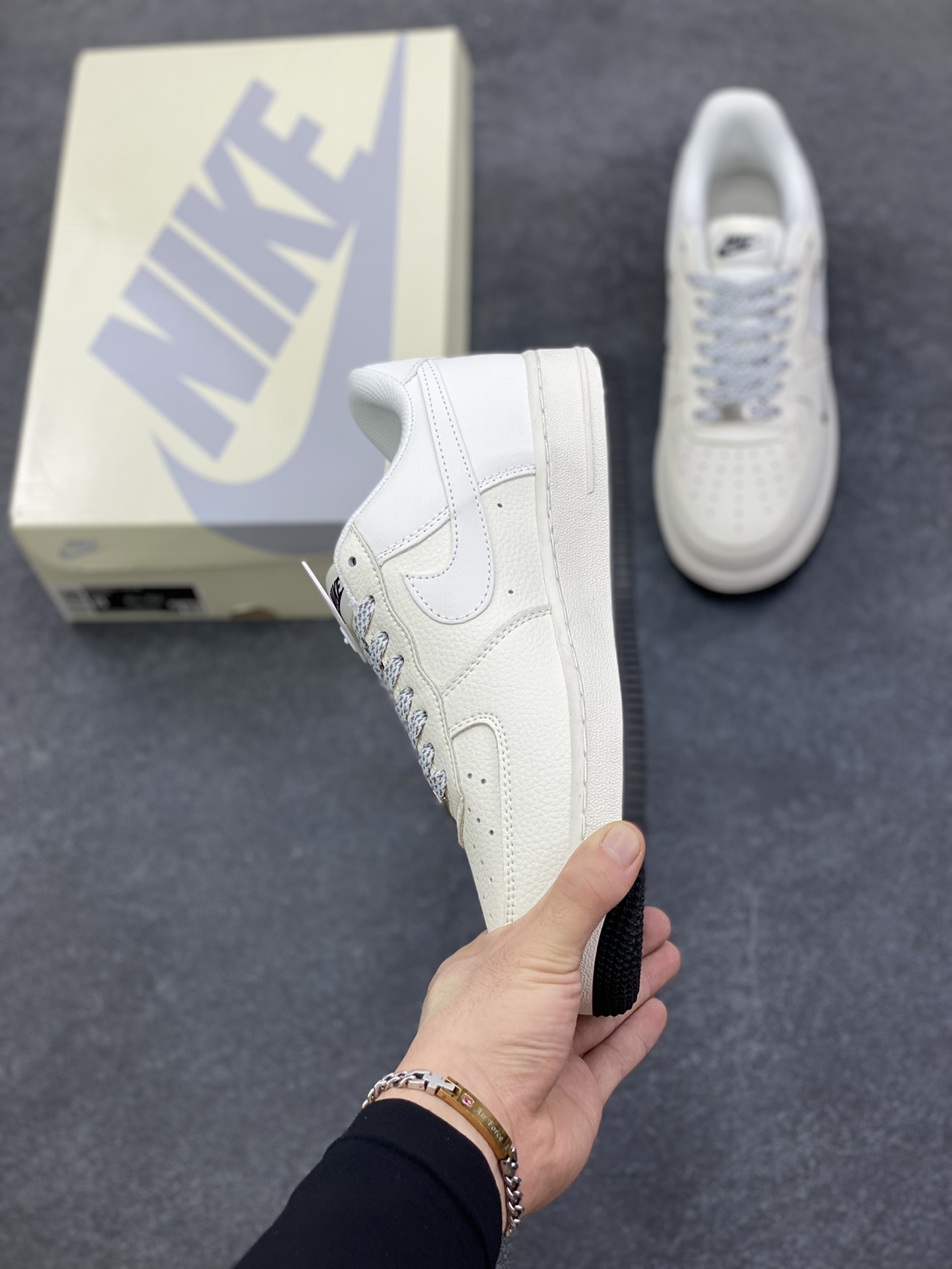 图片[3]-Nike Air Force 1 Low 空军一号低帮百搭休闲运动板鞋。柔软、弹性十足的缓震性能和出色的中底设计，横跨复古与现代的外型结合，造就出风靡全球三十多年的Force 1，直到今天还深受青睐。 货号：XX3168-183 尺码：36 36.5 37.5 38 38.5 39 40 40.5 41 42 42.5 43 44 44.5 45-选品中心