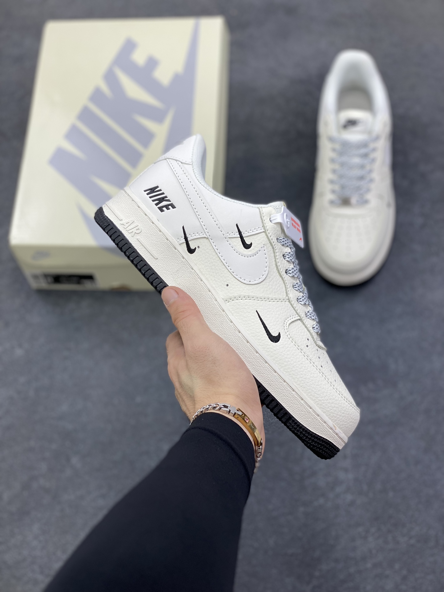 Nike Air Force 1 Low 空军一号低帮百搭休闲运动板鞋。柔软、弹性十足的缓震性能和出色的中底设计,横跨复古与现代的外型结合,造就出风靡全球三十多年的Force 1,直到今天还深受青睐。 货号:XX3168-183 尺码:36 36.5 37.5 38 38.5 39 40 40.5 41 42 42.5 43 44 44.5 45-选品中心
