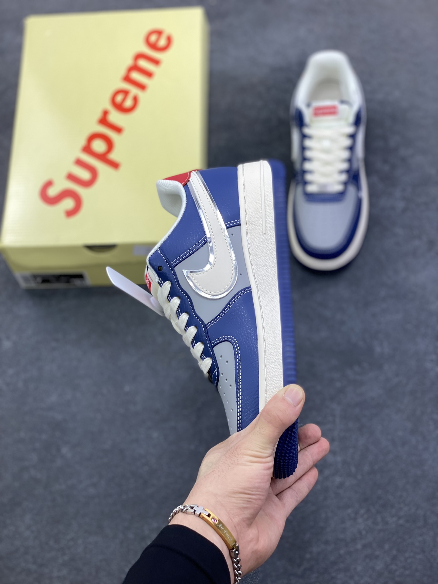 图片[3]-高端定制Nike Air Force 1 \’07 Low “Superme联名—— 白蓝灰红” Nike印花 高端定制 低帮休闲板鞋 定制鞋盒 大厂纯原品质出货 超高清洁度 皮料切割干净无任何毛边 细节完美 货号：XD2588-602 尺码：36 36.5 37.5 38 38.5 39 40 40.5 41 42 42.5 43 44 44.5 45-选品中心