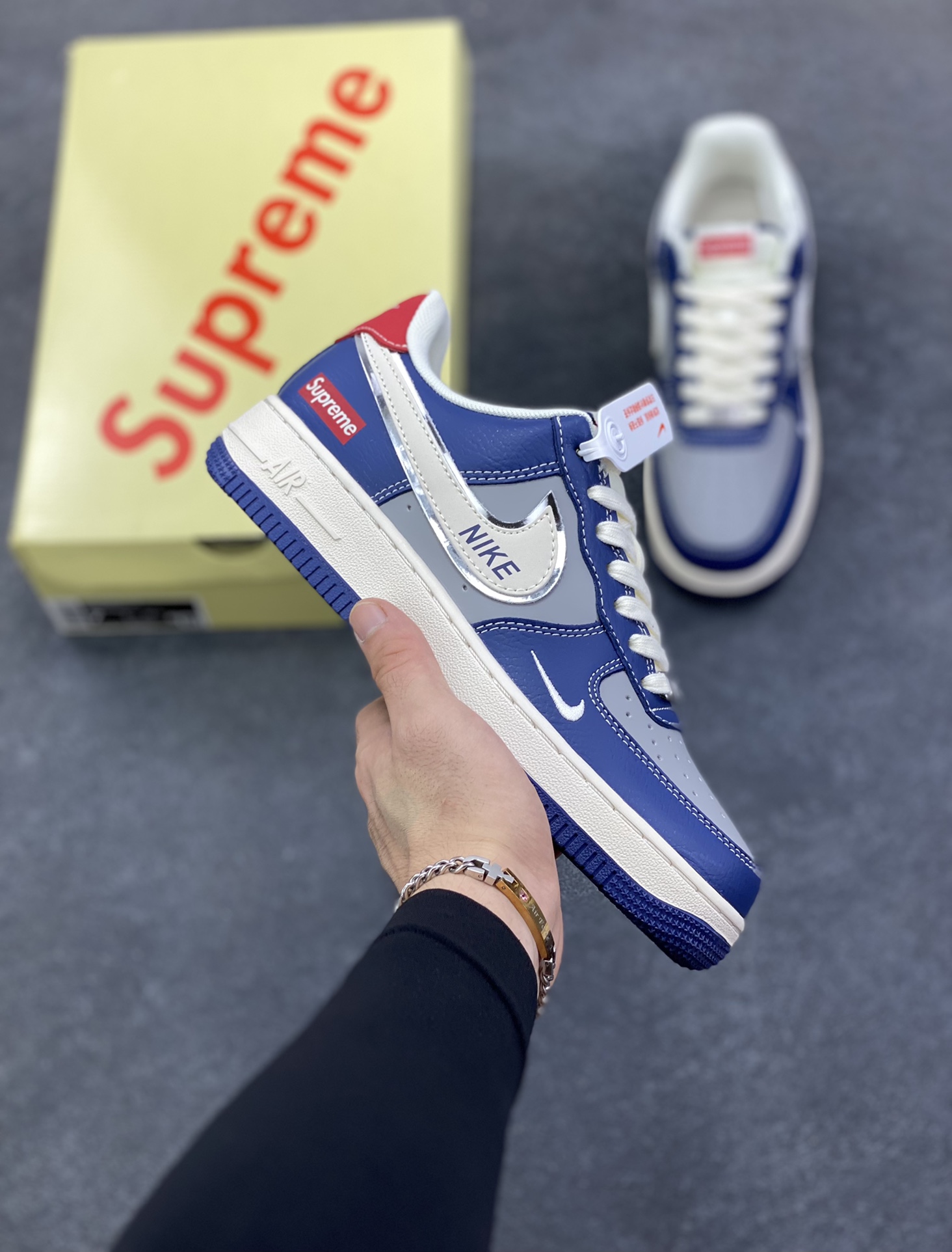 高端定制Nike Air Force 1 \’07 Low “Superme联名—— 白蓝灰红” Nike印花 高端定制 低帮休闲板鞋 定制鞋盒 大厂纯原品质出货 超高清洁度 皮料切割干净无任何毛边 细节完美 货号:XD2588-602 尺码:36 36.5 37.5 38 38.5 39 40 40.5 41 42 42.5 43 44 44.5 45-选品中心