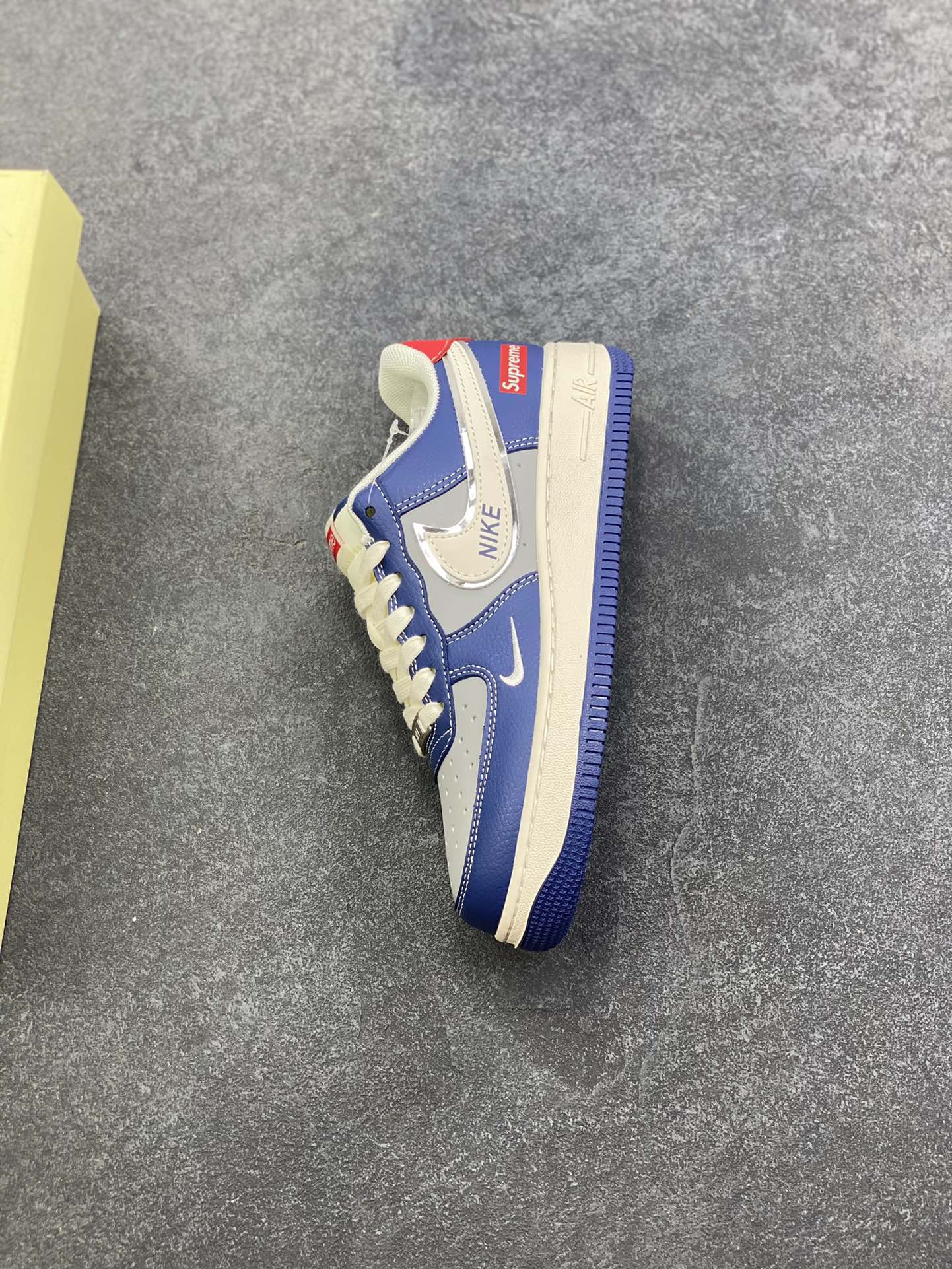 图片[7]-高端定制Nike Air Force 1 \’07 Low “Superme联名—— 白蓝灰红” Nike印花 高端定制 低帮休闲板鞋 定制鞋盒 大厂纯原品质出货 超高清洁度 皮料切割干净无任何毛边 细节完美 货号：XD2588-602 尺码：36 36.5 37.5 38 38.5 39 40 40.5 41 42 42.5 43 44 44.5 45-选品中心