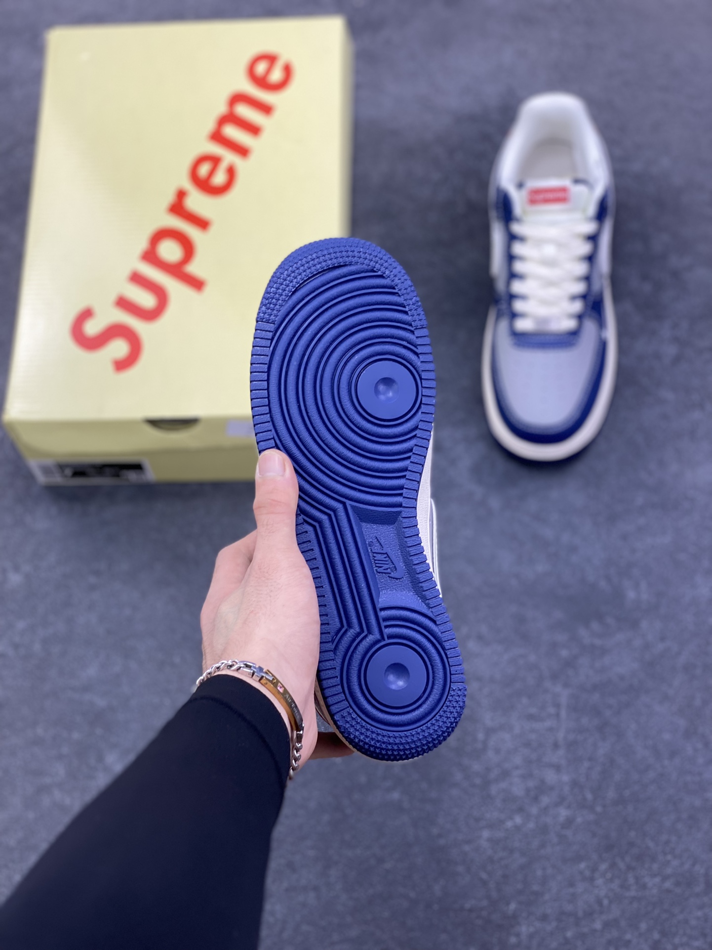 图片[5]-高端定制Nike Air Force 1 \’07 Low “Superme联名—— 白蓝灰红” Nike印花 高端定制 低帮休闲板鞋 定制鞋盒 大厂纯原品质出货 超高清洁度 皮料切割干净无任何毛边 细节完美 货号：XD2588-602 尺码：36 36.5 37.5 38 38.5 39 40 40.5 41 42 42.5 43 44 44.5 45-选品中心