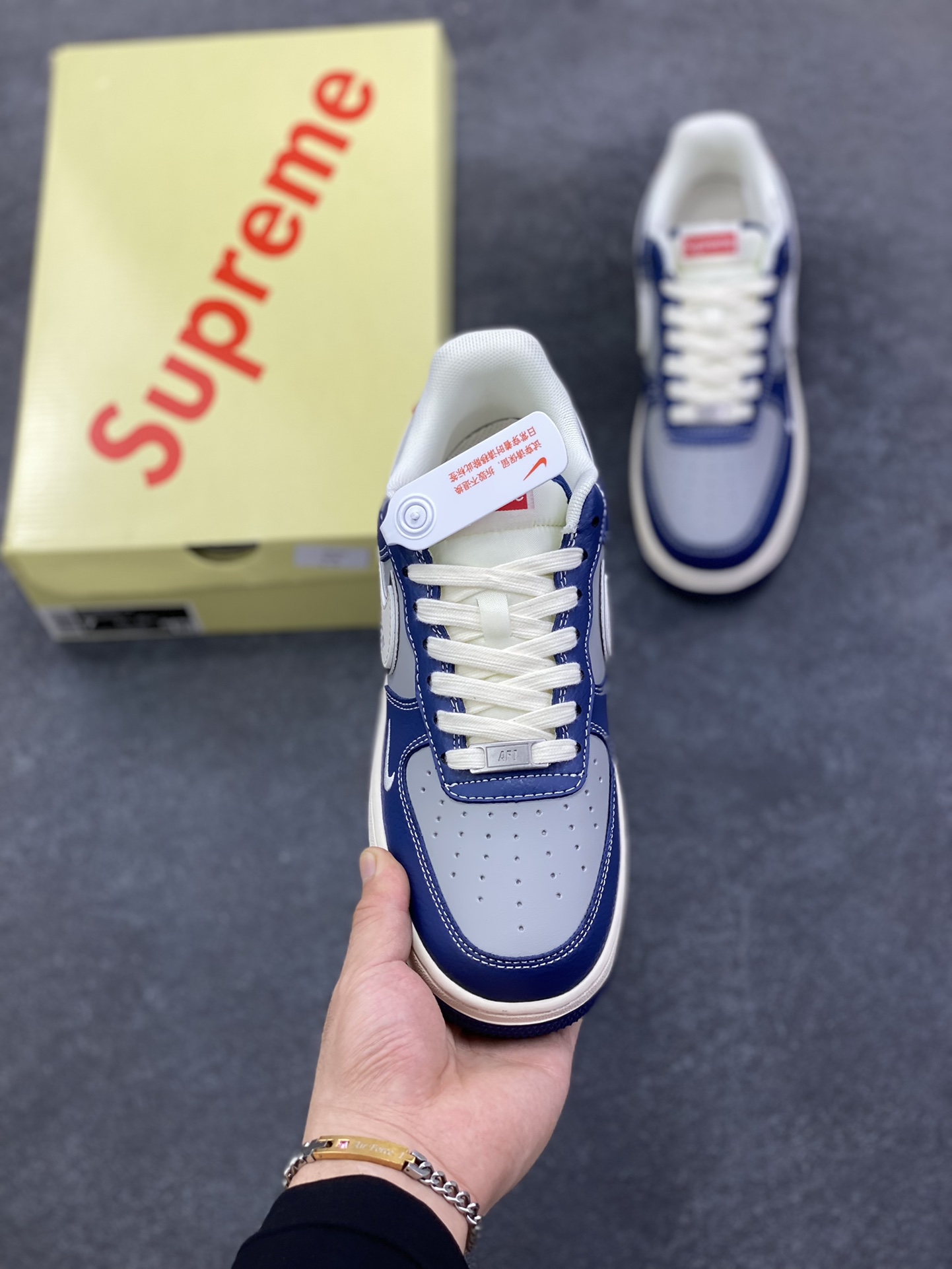 图片[2]-高端定制Nike Air Force 1 \’07 Low “Superme联名—— 白蓝灰红” Nike印花 高端定制 低帮休闲板鞋 定制鞋盒 大厂纯原品质出货 超高清洁度 皮料切割干净无任何毛边 细节完美 货号：XD2588-602 尺码：36 36.5 37.5 38 38.5 39 40 40.5 41 42 42.5 43 44 44.5 45-选品中心