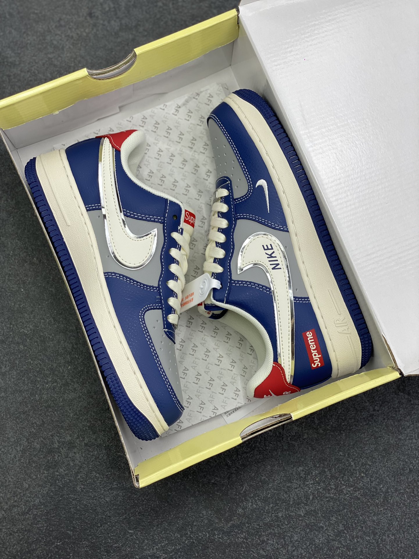 图片[9]-高端定制Nike Air Force 1 \’07 Low “Superme联名—— 白蓝灰红” Nike印花 高端定制 低帮休闲板鞋 定制鞋盒 大厂纯原品质出货 超高清洁度 皮料切割干净无任何毛边 细节完美 货号：XD2588-602 尺码：36 36.5 37.5 38 38.5 39 40 40.5 41 42 42.5 43 44 44.5 45-选品中心