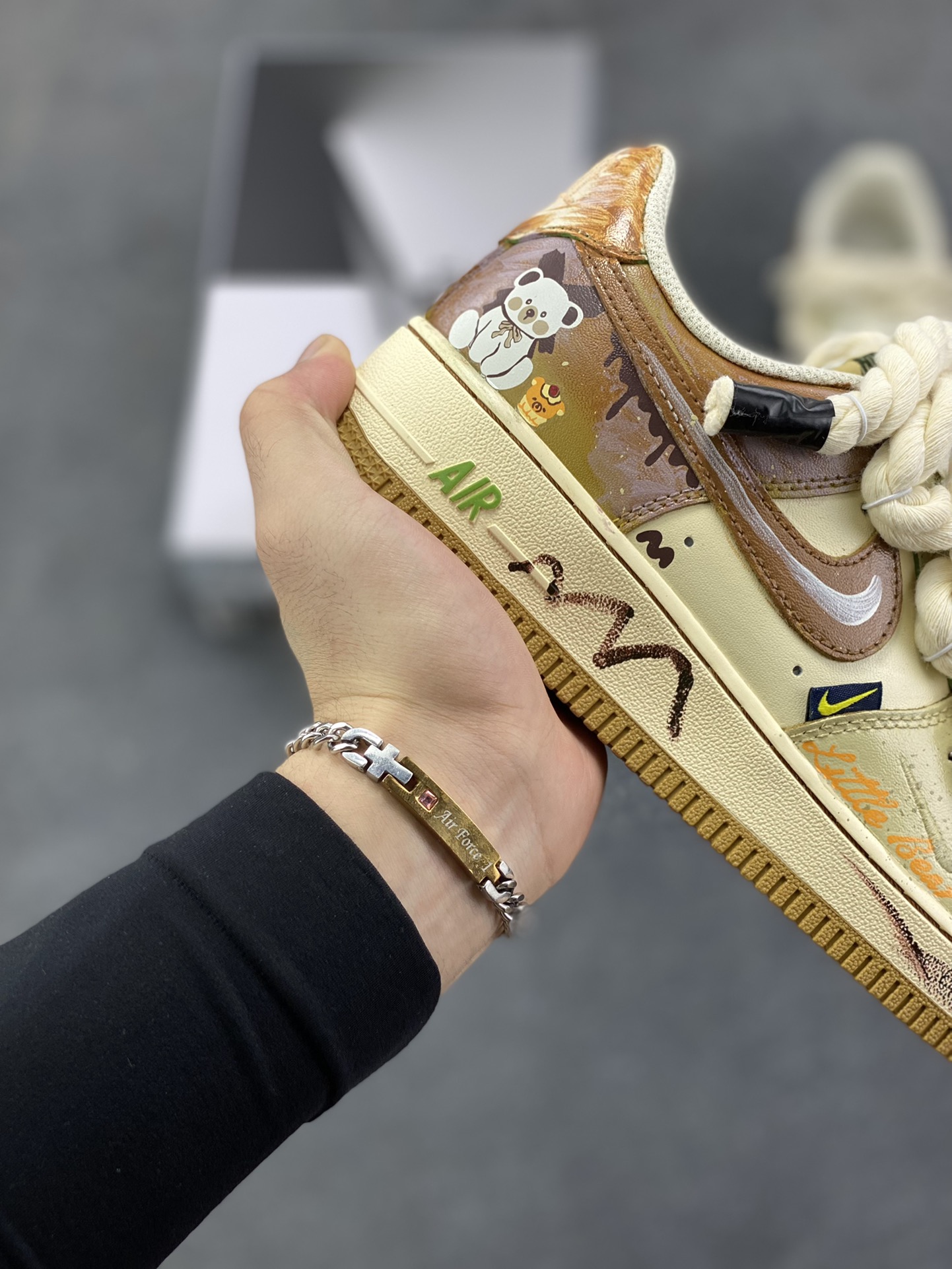 图片[6]-手绘涂鸦“奶咖小熊”Nike Air Force 1 “Milk coffee bear”空军一号定制板鞋 当奶咖的温柔色调邂逅小熊的萌趣灵魂，这双“奶咖小熊”定制球鞋便成了潮流与治愈的完美融合。奶棕与米白的配色如丝滑奶咖般温润，复古做旧质感为鞋身蒙上一层时光滤镜。绳索鞋带的粗犷与小熊、甜品涂鸦的软萌形成反差萌，鞋侧“Little bear”字样与可爱熊仔图案呼应，将童趣基因刻入设计 货号：XL2321-666 尺码：36 36.5 37.5 38 38.5 39 40 40.5 41 42 42.5 43 44 44.5 45-选品中心