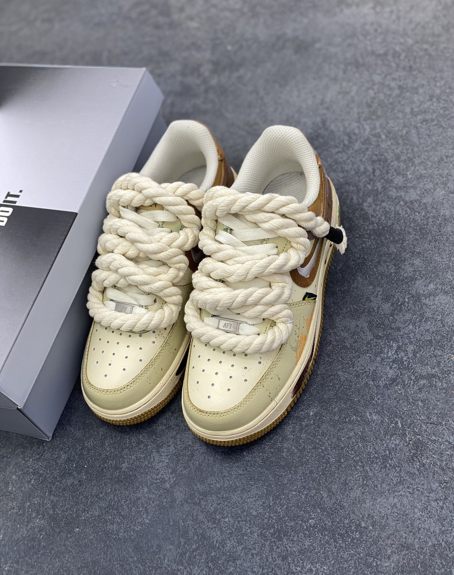 图片[8]-手绘涂鸦“奶咖小熊”Nike Air Force 1 “Milk coffee bear”空军一号定制板鞋 当奶咖的温柔色调邂逅小熊的萌趣灵魂，这双“奶咖小熊”定制球鞋便成了潮流与治愈的完美融合。奶棕与米白的配色如丝滑奶咖般温润，复古做旧质感为鞋身蒙上一层时光滤镜。绳索鞋带的粗犷与小熊、甜品涂鸦的软萌形成反差萌，鞋侧“Little bear”字样与可爱熊仔图案呼应，将童趣基因刻入设计 货号：XL2321-666 尺码：36 36.5 37.5 38 38.5 39 40 40.5 41 42 42.5 43 44 44.5 45-选品中心