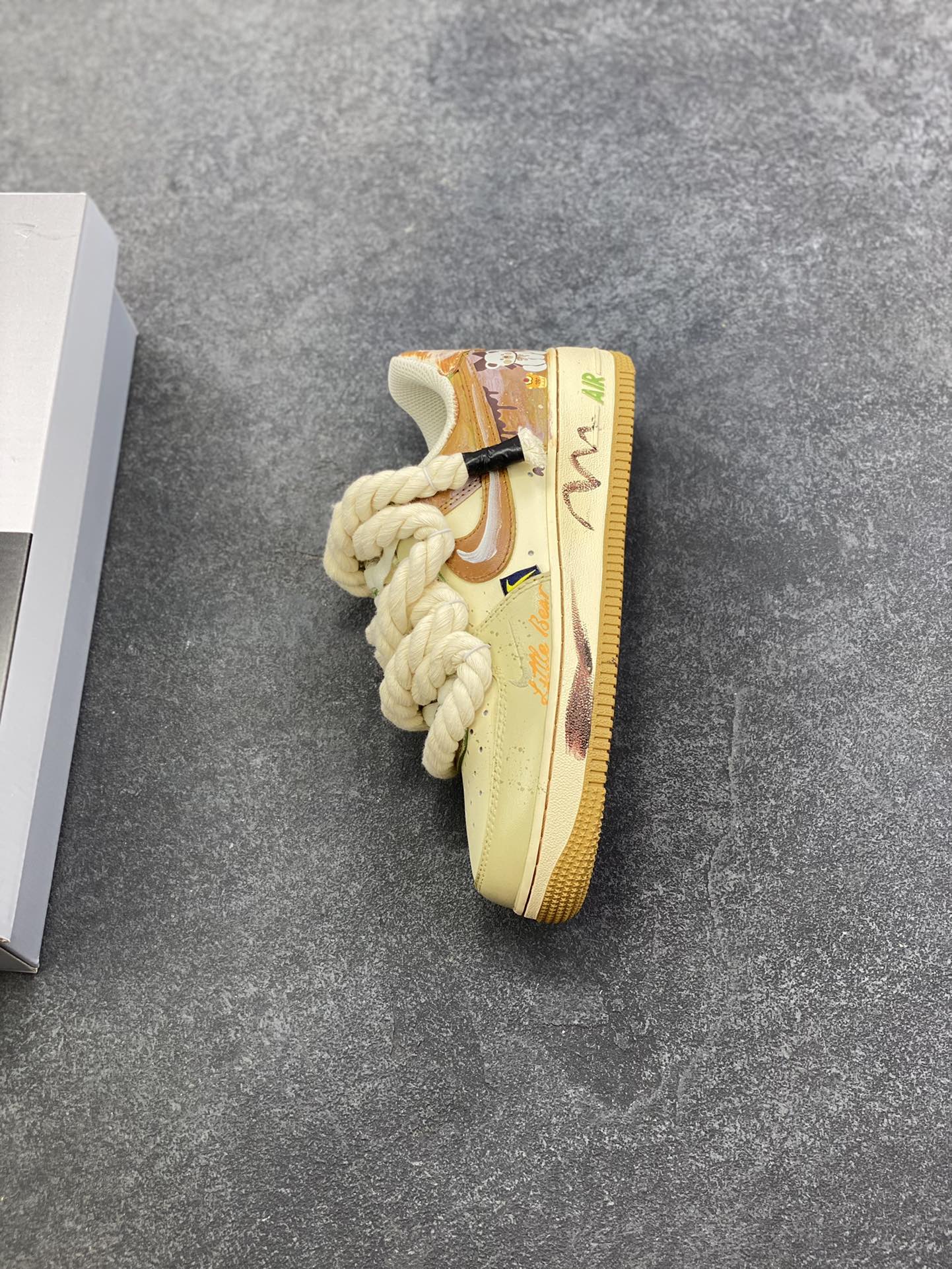图片[7]-手绘涂鸦“奶咖小熊”Nike Air Force 1 “Milk coffee bear”空军一号定制板鞋 当奶咖的温柔色调邂逅小熊的萌趣灵魂，这双“奶咖小熊”定制球鞋便成了潮流与治愈的完美融合。奶棕与米白的配色如丝滑奶咖般温润，复古做旧质感为鞋身蒙上一层时光滤镜。绳索鞋带的粗犷与小熊、甜品涂鸦的软萌形成反差萌，鞋侧“Little bear”字样与可爱熊仔图案呼应，将童趣基因刻入设计 货号：XL2321-666 尺码：36 36.5 37.5 38 38.5 39 40 40.5 41 42 42.5 43 44 44.5 45-选品中心