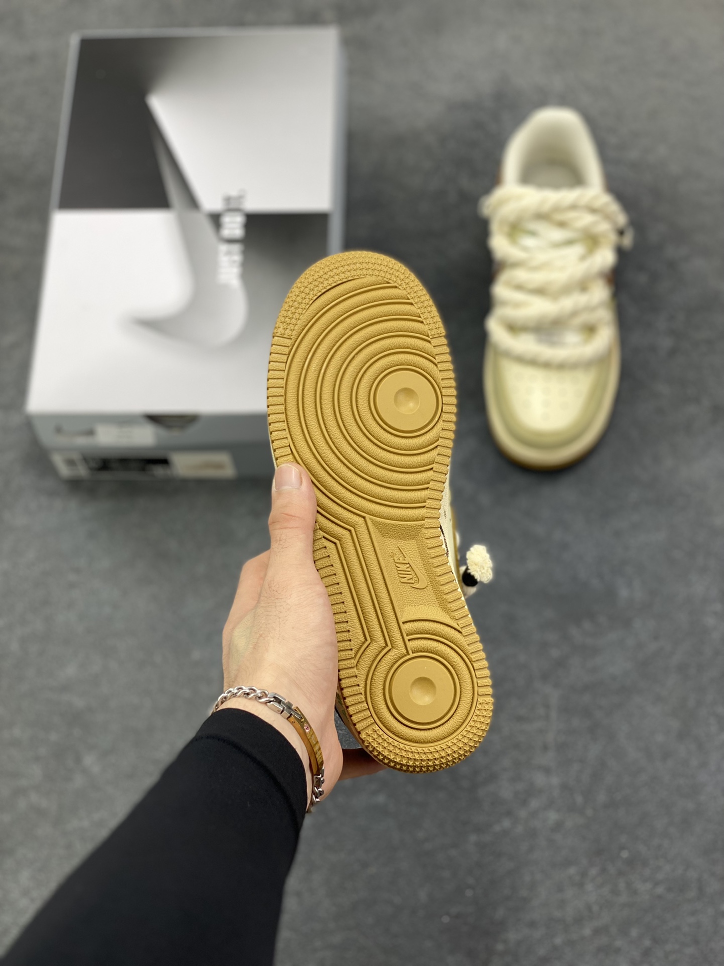 图片[5]-手绘涂鸦“奶咖小熊”Nike Air Force 1 “Milk coffee bear”空军一号定制板鞋 当奶咖的温柔色调邂逅小熊的萌趣灵魂，这双“奶咖小熊”定制球鞋便成了潮流与治愈的完美融合。奶棕与米白的配色如丝滑奶咖般温润，复古做旧质感为鞋身蒙上一层时光滤镜。绳索鞋带的粗犷与小熊、甜品涂鸦的软萌形成反差萌，鞋侧“Little bear”字样与可爱熊仔图案呼应，将童趣基因刻入设计 货号：XL2321-666 尺码：36 36.5 37.5 38 38.5 39 40 40.5 41 42 42.5 43 44 44.5 45-选品中心