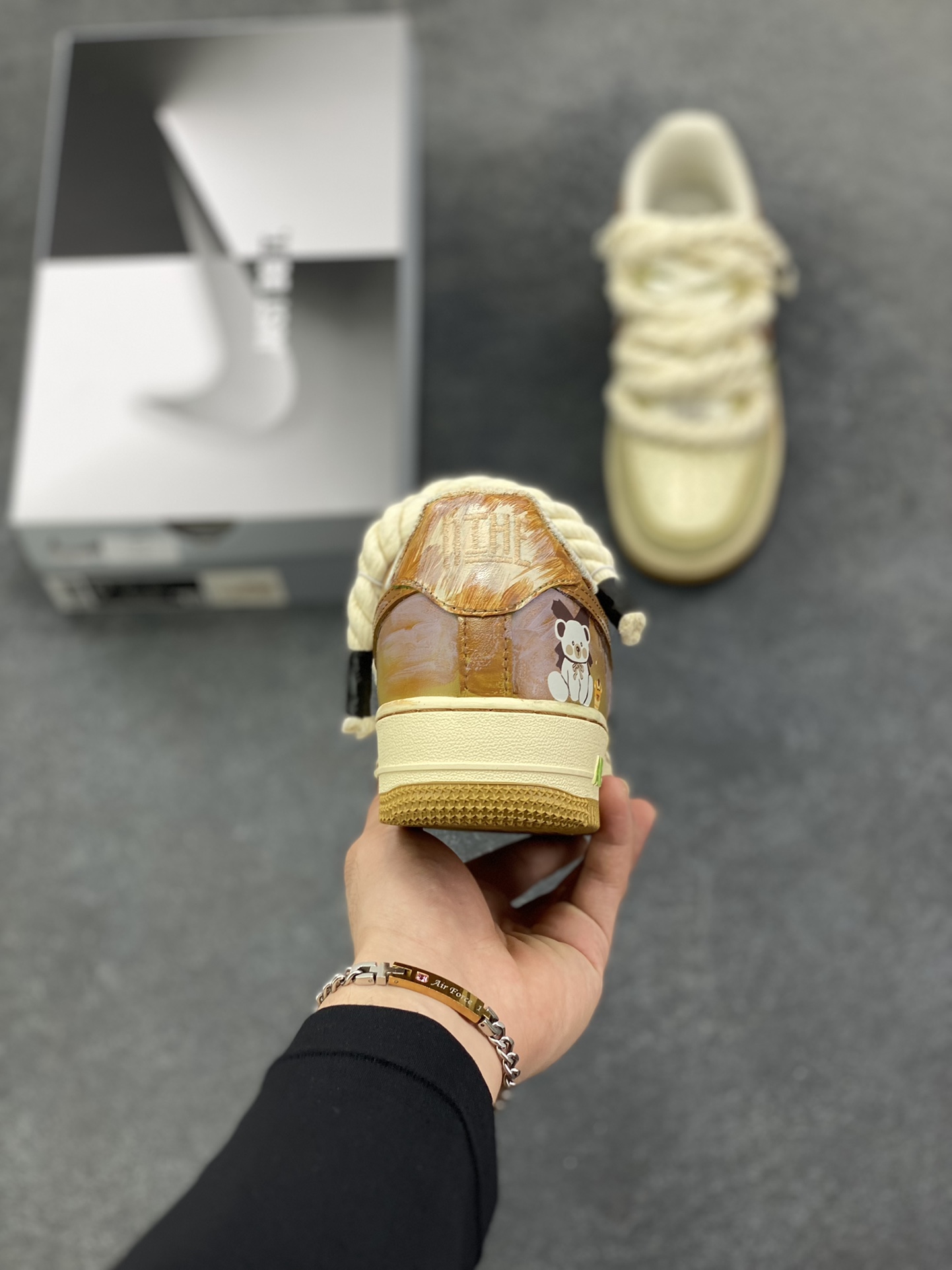 图片[4]-手绘涂鸦“奶咖小熊”Nike Air Force 1 “Milk coffee bear”空军一号定制板鞋 当奶咖的温柔色调邂逅小熊的萌趣灵魂，这双“奶咖小熊”定制球鞋便成了潮流与治愈的完美融合。奶棕与米白的配色如丝滑奶咖般温润，复古做旧质感为鞋身蒙上一层时光滤镜。绳索鞋带的粗犷与小熊、甜品涂鸦的软萌形成反差萌，鞋侧“Little bear”字样与可爱熊仔图案呼应，将童趣基因刻入设计 货号：XL2321-666 尺码：36 36.5 37.5 38 38.5 39 40 40.5 41 42 42.5 43 44 44.5 45-选品中心