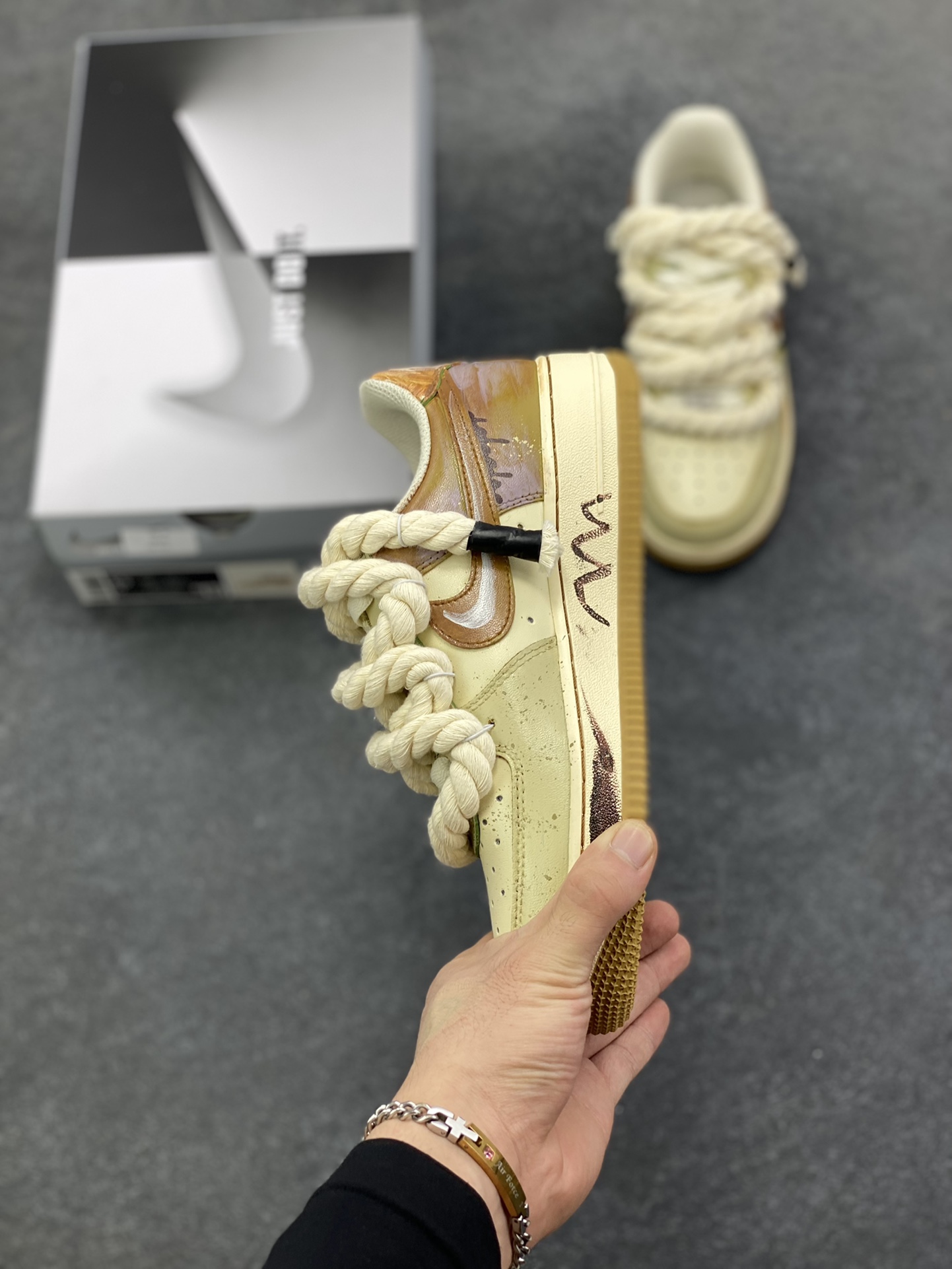 图片[3]-手绘涂鸦“奶咖小熊”Nike Air Force 1 “Milk coffee bear”空军一号定制板鞋 当奶咖的温柔色调邂逅小熊的萌趣灵魂，这双“奶咖小熊”定制球鞋便成了潮流与治愈的完美融合。奶棕与米白的配色如丝滑奶咖般温润，复古做旧质感为鞋身蒙上一层时光滤镜。绳索鞋带的粗犷与小熊、甜品涂鸦的软萌形成反差萌，鞋侧“Little bear”字样与可爱熊仔图案呼应，将童趣基因刻入设计 货号：XL2321-666 尺码：36 36.5 37.5 38 38.5 39 40 40.5 41 42 42.5 43 44 44.5 45-选品中心