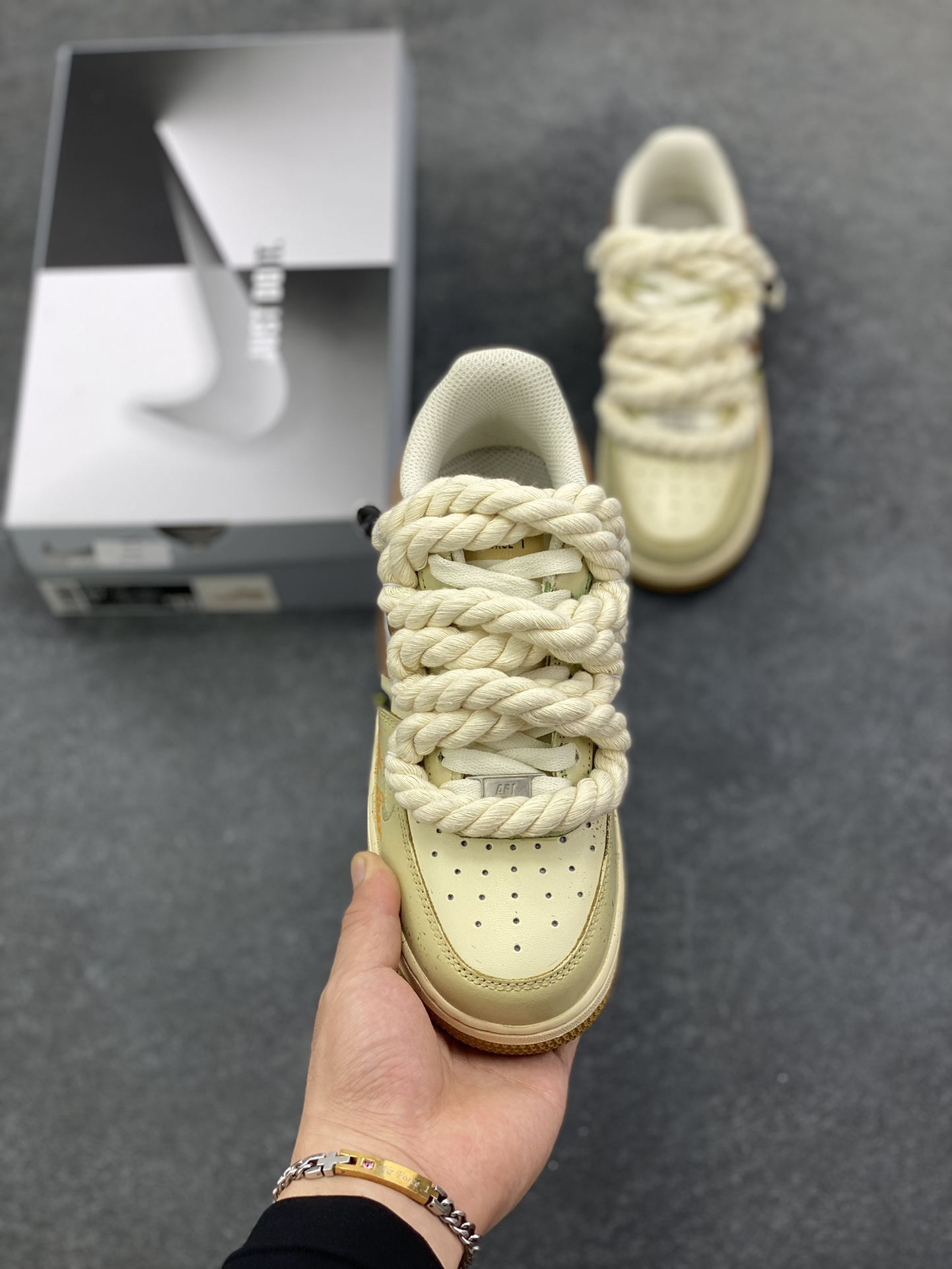 图片[2]-手绘涂鸦“奶咖小熊”Nike Air Force 1 “Milk coffee bear”空军一号定制板鞋 当奶咖的温柔色调邂逅小熊的萌趣灵魂，这双“奶咖小熊”定制球鞋便成了潮流与治愈的完美融合。奶棕与米白的配色如丝滑奶咖般温润，复古做旧质感为鞋身蒙上一层时光滤镜。绳索鞋带的粗犷与小熊、甜品涂鸦的软萌形成反差萌，鞋侧“Little bear”字样与可爱熊仔图案呼应，将童趣基因刻入设计 货号：XL2321-666 尺码：36 36.5 37.5 38 38.5 39 40 40.5 41 42 42.5 43 44 44.5 45-选品中心
