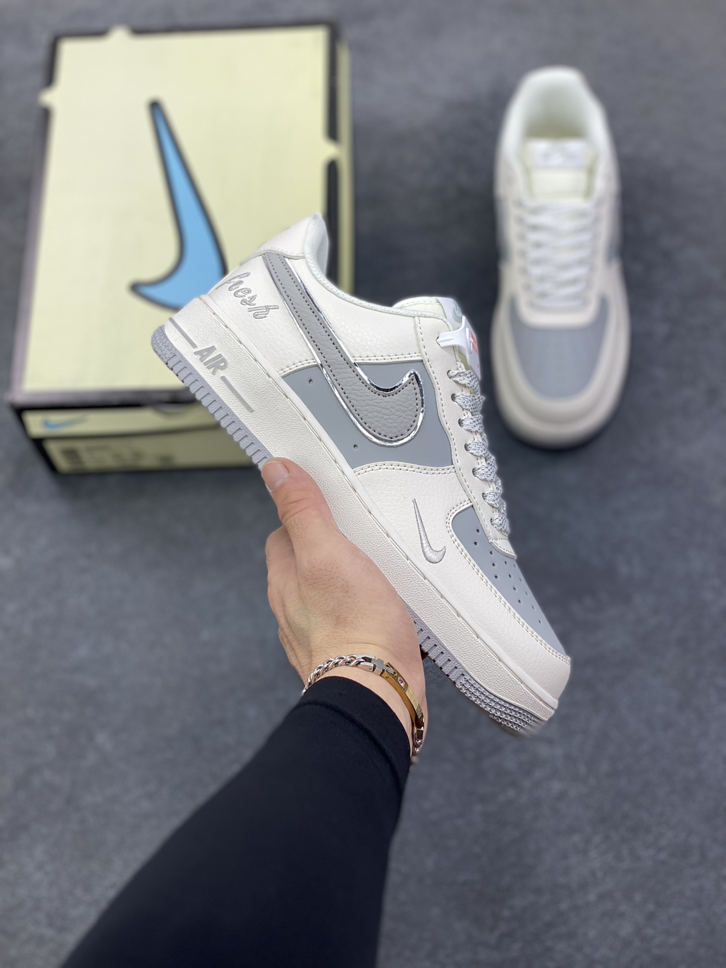 福利特价 Nike Air Force 1 Low \’07 “Keep Fresh”小勾低帮空军一号休闲板鞋 定制皮料 专属鞋盒 原楦原纸板 纯正空军版型 高清洁度 内置全掌气垫 货号：BM2023-101 尺码：36 36.5 37.5 38 38.5 39 40 40.5 41 42 42.5 43 44 44.5 45-选品中心