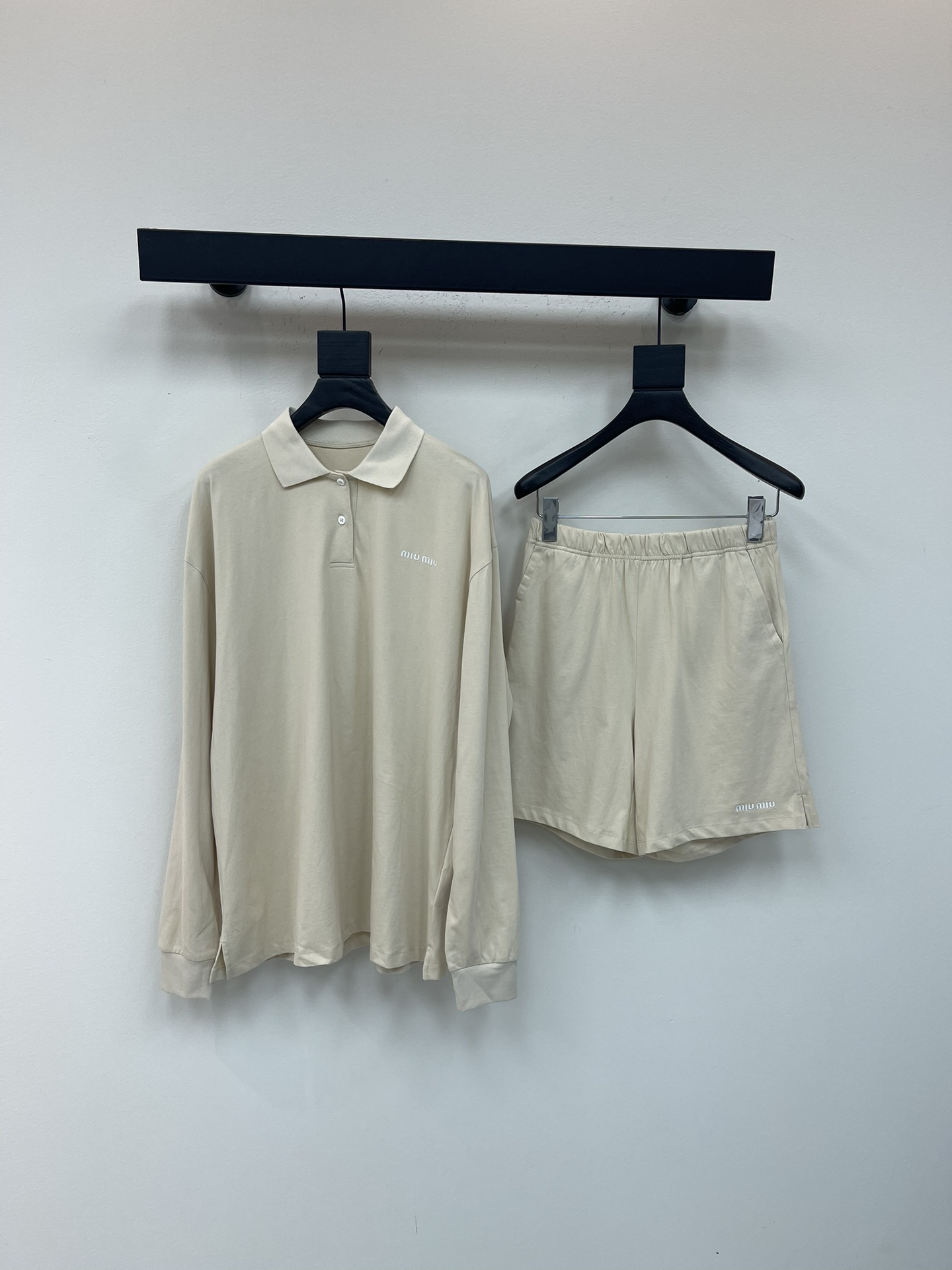 NO:548987,Miumi* 25Fw early autumn new style letter embroidered Polo collar +丨Exclusive yb development!  High-end production!  The classic Polo collar design has a retro tone, and the neat lapels weaken the leisure feeling, adding a bit of exquisiteness and elegance. The same color adopts an elastic waist design, which is comfortable and unscrewed, and is easy to put on and off every day. Complete sets of outfits create a lazy and high-end style of the same color. Whether you are strolling on the streets in autumn or enjoying your leisure time in a cafe, you can easily become the focus!  SML real photos for sale on spot, miumiu, alexander wang19860909Miumi* 25Fw早秋新款 字母刺绣Polo领+丨独家yb开发！高版出品！经典Polo领设计自带复古腔调,利落的翻领弱化了的休闲感,增添几分精致优雅.同色系采用松紧腰设计,舒适不勒身,日常穿脱方便.成套穿搭,营造慵懒高级的同色系造型,无论是在秋日街头漫步,还是在咖啡馆享受闲暇时光,都能轻松成为焦点！现货发售SML实拍细节图 上,,miumiu,alexander wang,Women's clothing