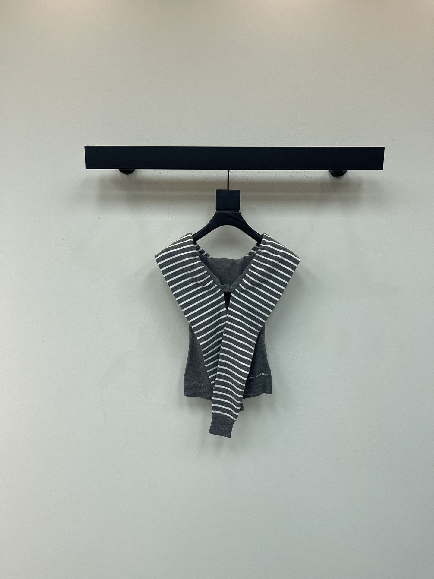 NO:549014,*｜One-shoulder knitted strapless top 25SS early autumn new model is available!  Striped strap one-shoulder knitted sweater strapless sleeveless top, careful off-shoulder design is particularly eye-catching, shoulder striped two-piece design, waist-hugging style, logo embroidery at the bottom left corner SML, alexander wang19860909*｜一字肩针织抹胸上衣 25SS早秋新款上新！条纹绑带一字肩针织衫抹胸无袖上衣,小心机露肩设计特别吸睛,肩膀条纹假两件设计,收腰款式,左下角logo刺绣 SML,,alexander wang,Women's clothing