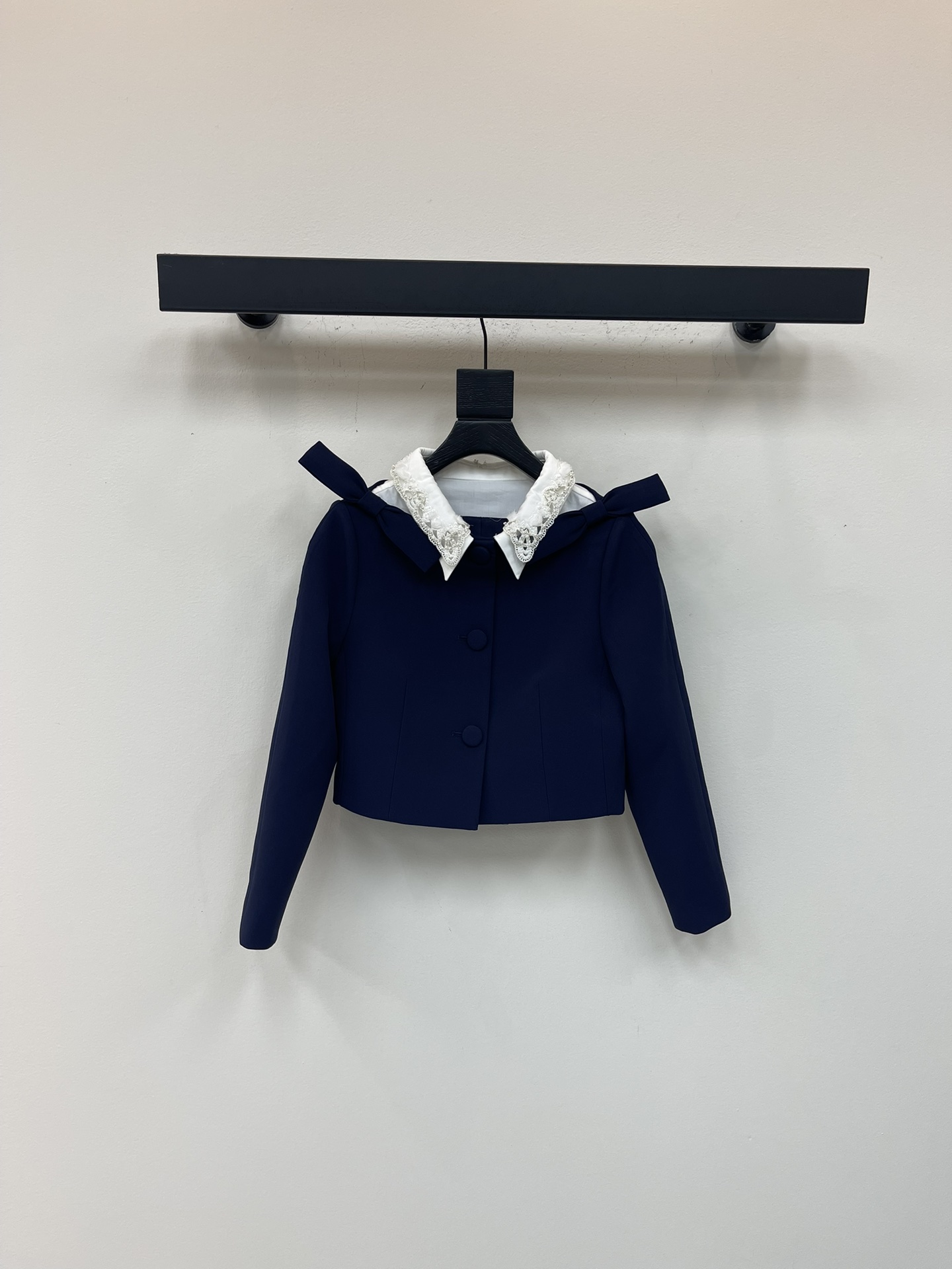 NO:562434,LeFam*25 new early autumn new youthful girl style navy blue bow short jacket. Heavy embroidered neckline design is super age-reducing. Imported worsted fabric has excellent texture. A must-have item for fashionable nerdy literary girls. Recommended set to match. Long-legged artifact. Can be sweet or salty. Versatile and not picky. Mix and match super retro and fashionable when the seasons change. SML,,jackets & coats,alexander wang19860909LeFam*25早秋新款青春少女风藏蓝色蝴蝶结短款外套 重工绣花领口设计超级减龄 进口精纺面料质感超赞 时髦书呆子文艺少女必入单品 推荐一套搭配 大长腿神器绝绝子 可甜可盐气质百搭不挑人 季节交替时混搭超复古时髦 SML,,jackets & coats,alexander wang,Women's clothing