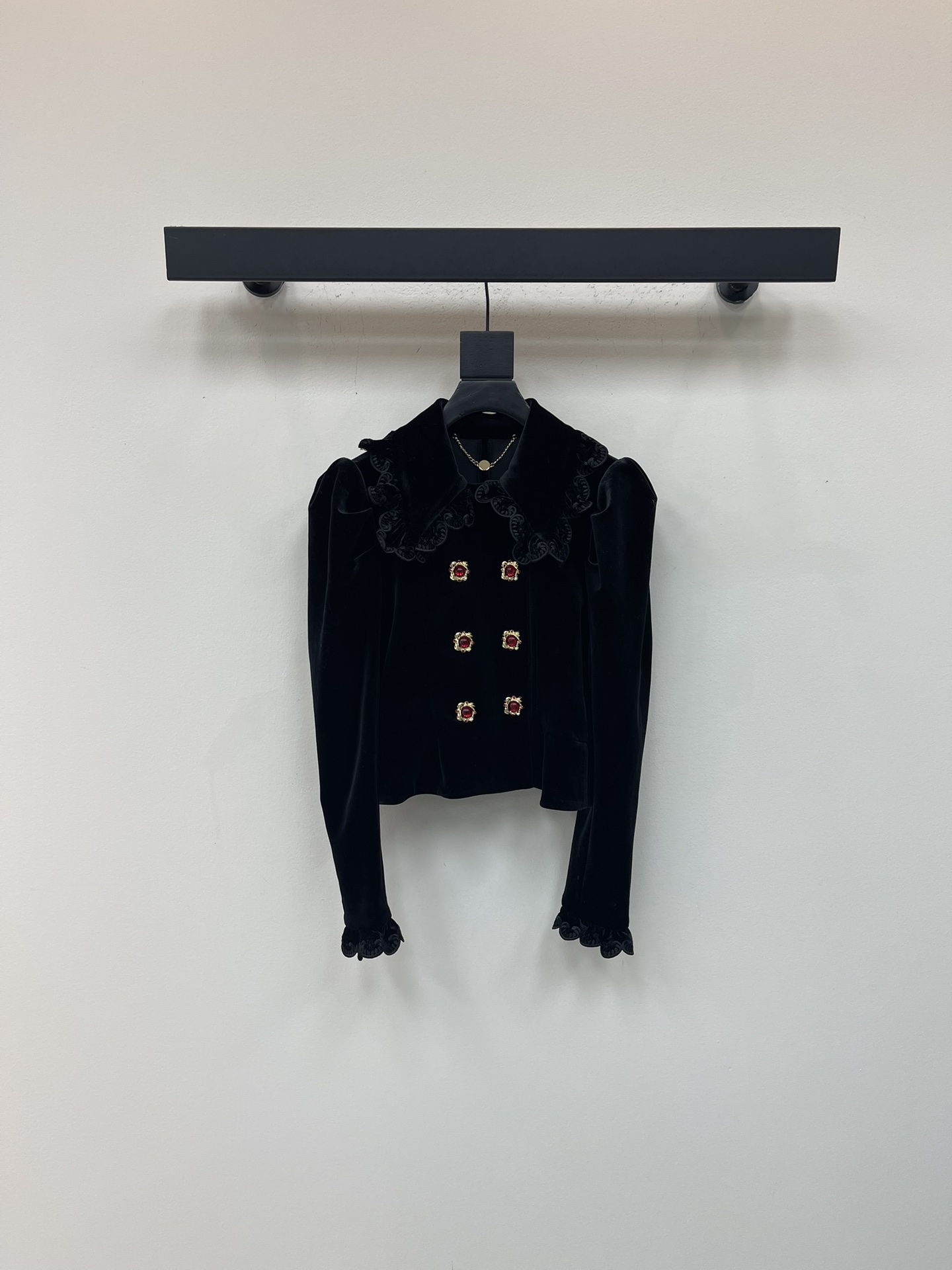 NO:549003,LeFam*25 early autumn new black velvet jacket, silky and soft material, delicate touch, and very comfortable to wear with close body!  A-line skirt + exquisite lace, full of retro court style. Red gem buttons embellish, full of details, and French elegant atmosphere directly grasps the body~ It is highly inclusive to the figure, modify the waistline, easily optimizes the proportions, and is very outstanding when paired with solid-color tops or court-style shirts. It can be easily controlled in daily or formal occasions, practical and fashionable!  SML, skirts, jackets & coats,shirts,alexander wang19860909LeFam*25早秋新款黑色丝绒外套,丝滑柔软材质,触感细腻,贴身穿超舒服！A字裙摆＋精致花边,复古宫廷风满满.红色宝石纽扣点缀,细节感拉满,法式优雅氛围感直接拿捏～对身材包容性强,修饰腰线,轻松优化比例,搭配纯色上衣或宫廷风衬衫都很出彩,日常或正式场合都能轻松驾驭,实用又时髦！SML,,skirts,jackets & coats,shirts,alexander wang,Women's clothing