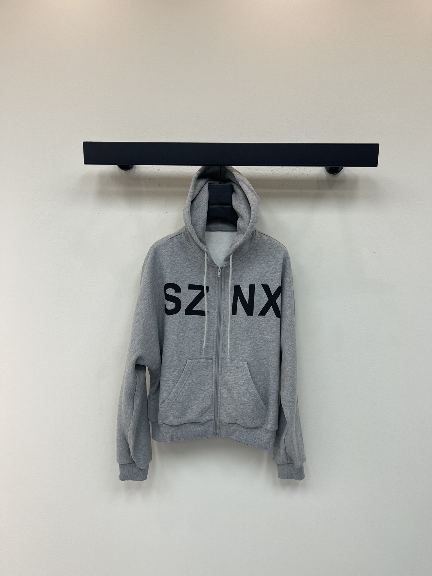 NO:549009,*｜Zip hooded sweatshirt jacket 25SS new autumn style new!  Street style zippered hooded sweatshirt jacket, suitable for basic styles with comfortable fabrics and moderate fit, drawstring zipper style, letter print on the chest and back, a sweatshirt, versatile and versatile throughout the fall, same style for men and women, hoodie, sweatshirts, jackets & coats, hats, alexander wang19860909*｜拉链连帽卫衣外套 25SS秋季新款上新！街头潮流风拉链连帽卫衣外套,适合面料舒适、版型适中的基础款,抽绳拉链款,胸前背后字母印花,一件卫衣,承包整个秋天百搭不挑人,男女同款,,hoodie,sweatshirts,jackets & coats,hats,alexander wang,Women's clothing