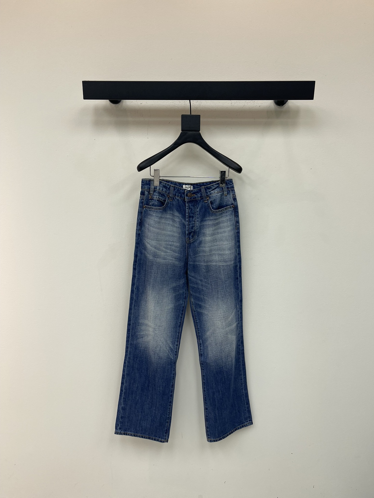 NO:549877,celine is super blue, with a crisp cotton texture that is not soft and soft, with a huge waist and hidden flesh. Whoever wears it will have long legs. You can buy it as soon as you are on the shelves, and you can wear it for commuting and leisure!  25 26 27 28 29 30,,celine,alexander wang19860909celine 蓝色超正,棉质挺括不软塌,高腰巨藏肉,谁穿谁就是大长腿 上架即入手,通勤休闲都能穿！ 25 26 27 28 29 30,,celine,alexander wang,Women's clothing