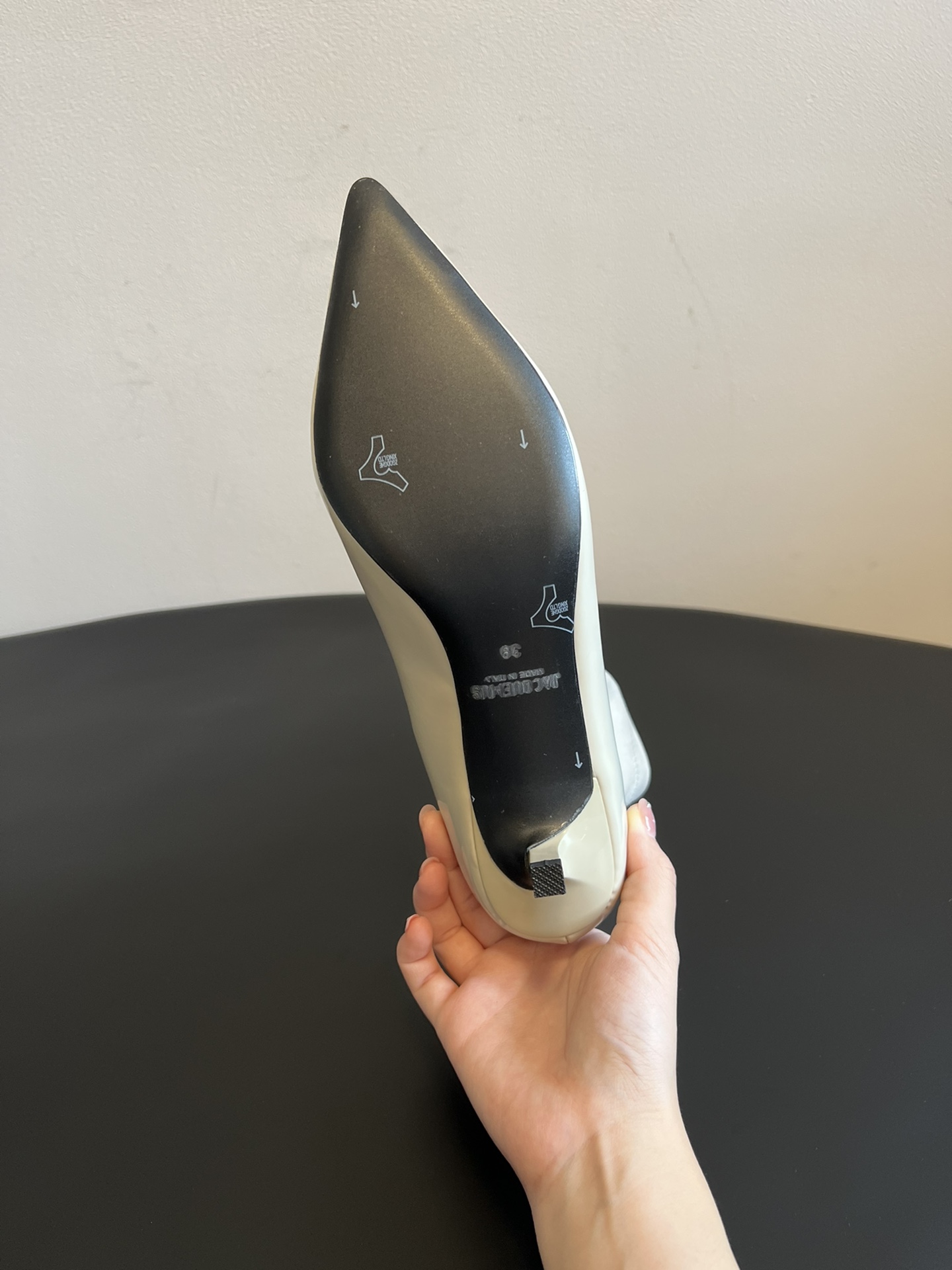 jacquemu* 25ss拼接尖头细跟短靴融合了法式优雅与现代简约，尖头设计精致利落，细跟增添女性柔美