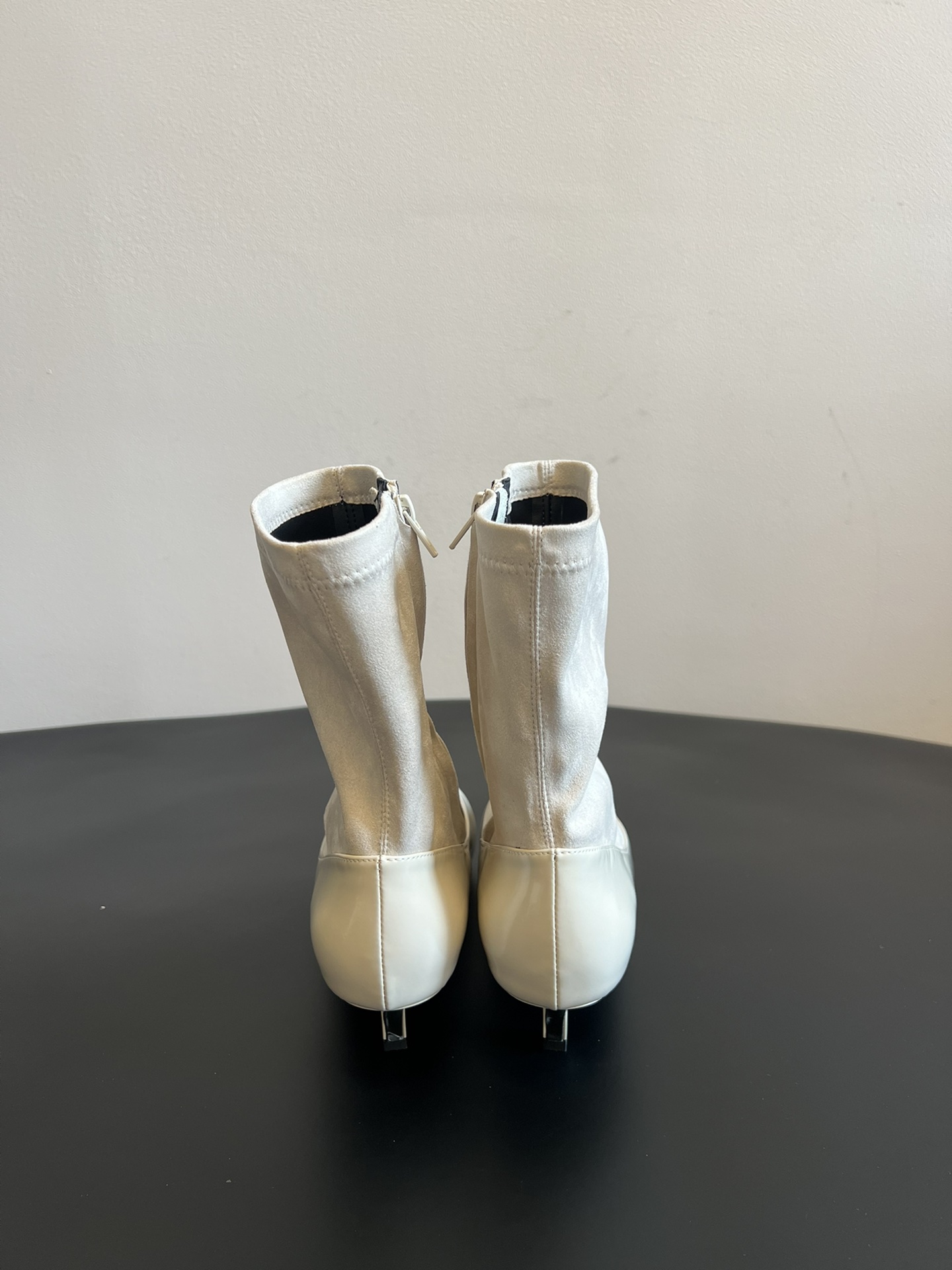 jacquemu* 25ss拼接尖头细跟短靴融合了法式优雅与现代简约，尖头设计精致利落，细跟增添女性柔美