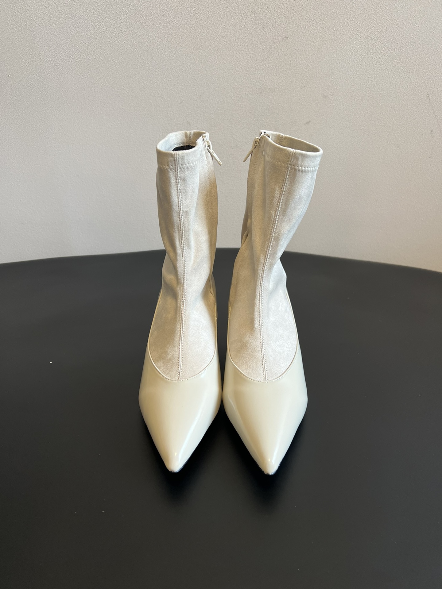 jacquemu* 25ss拼接尖头细跟短靴融合了法式优雅与现代简约，尖头设计精致利落，细跟增添女性柔美