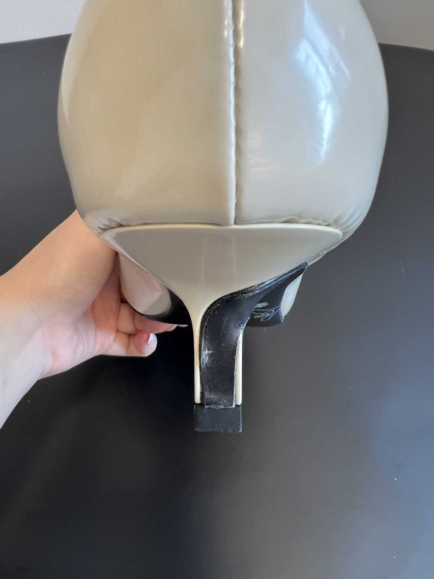 jacquemu* 25ss拼接尖头细跟短靴融合了法式优雅与现代简约，尖头设计精致利落，细跟增添女性柔美