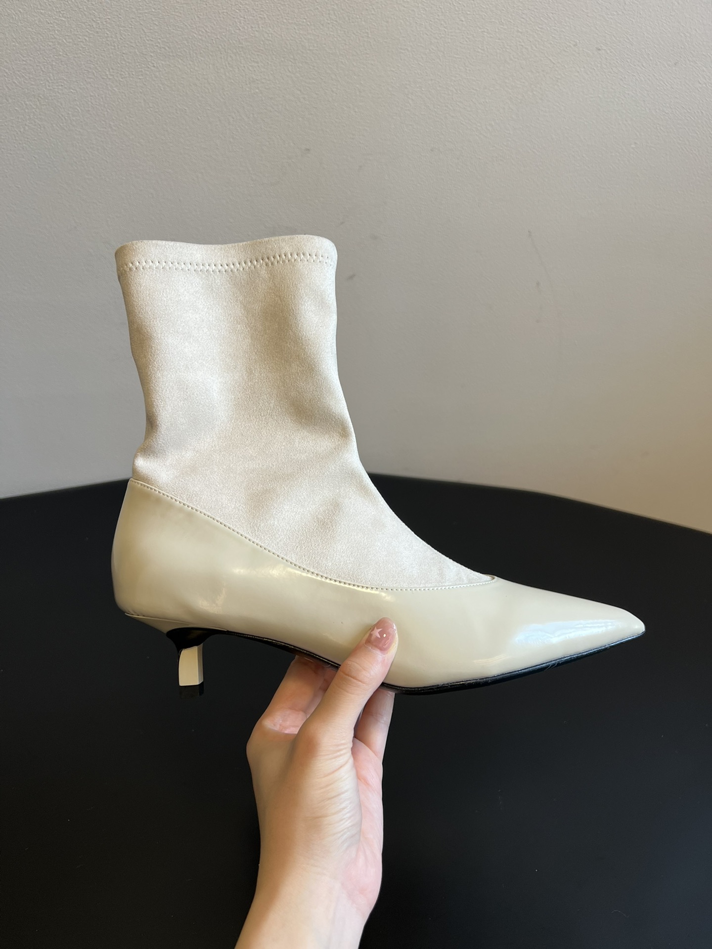 jacquemu* 25ss拼接尖头细跟短靴融合了法式优雅与现代简约，尖头设计精致利落，细跟增添女性柔美