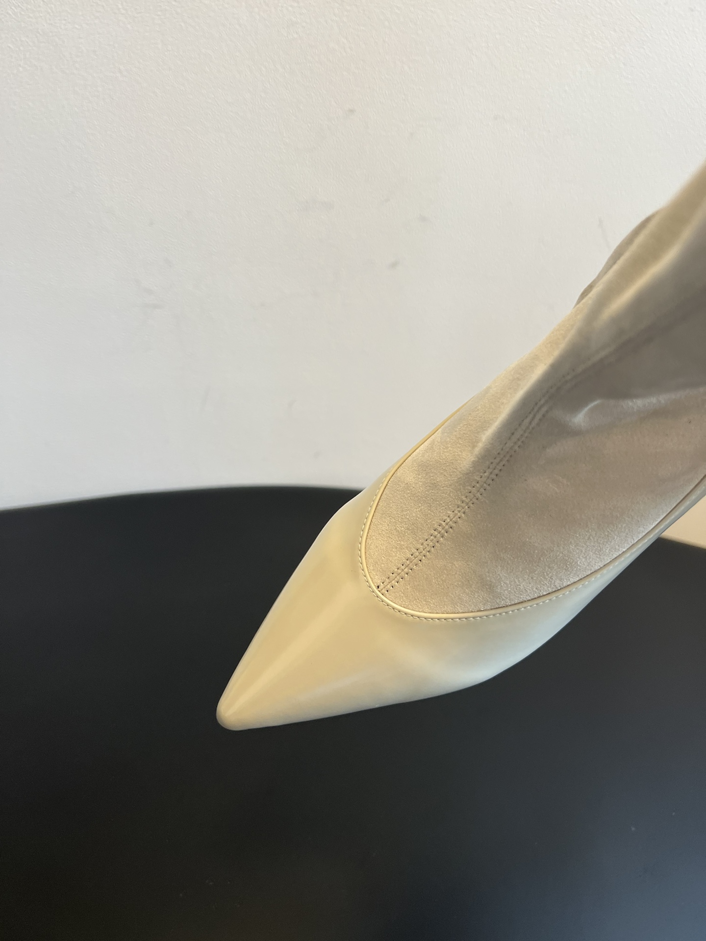 jacquemu* 25ss拼接尖头细跟短靴融合了法式优雅与现代简约，尖头设计精致利落，细跟增添女性柔美