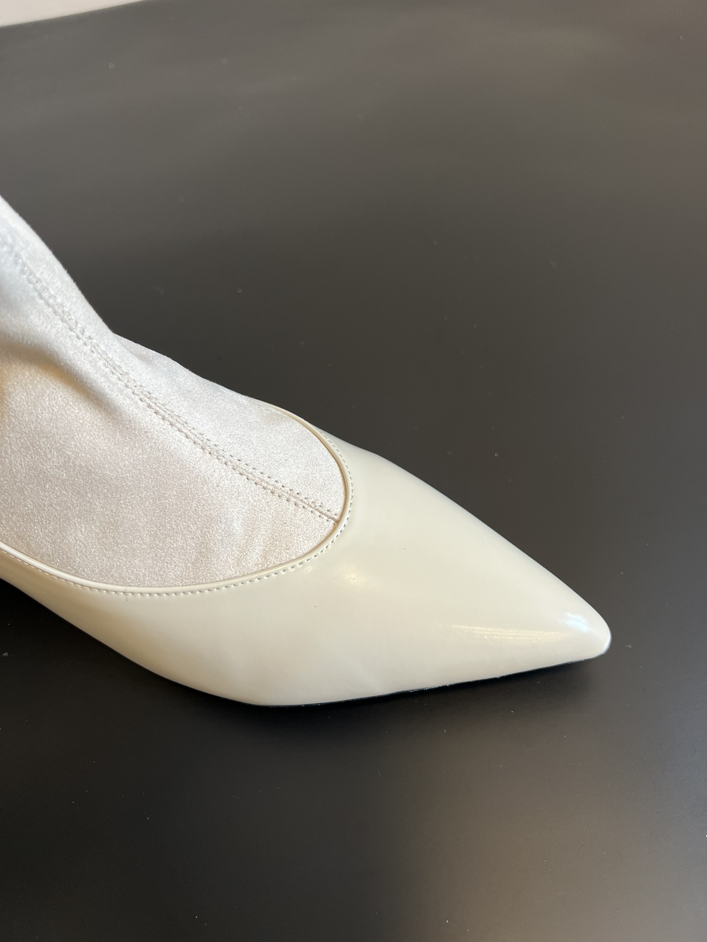 jacquemu* 25ss拼接尖头细跟短靴融合了法式优雅与现代简约，尖头设计精致利落，细跟增添女性柔美