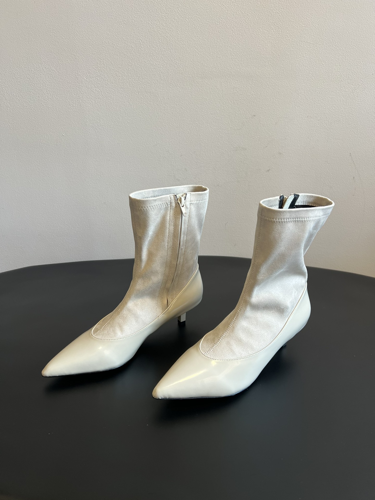 jacquemu* 25ss拼接尖头细跟短靴融合了法式优雅与现代简约，尖头设计精致利落，细跟增添女性柔美