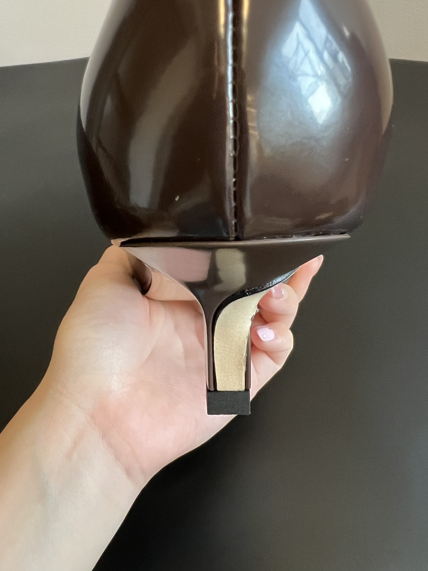 jacquemu* 25ss拼接尖头细跟短靴融合了法式优雅与现代简约，尖头设计精致利落，细跟增添女性柔美