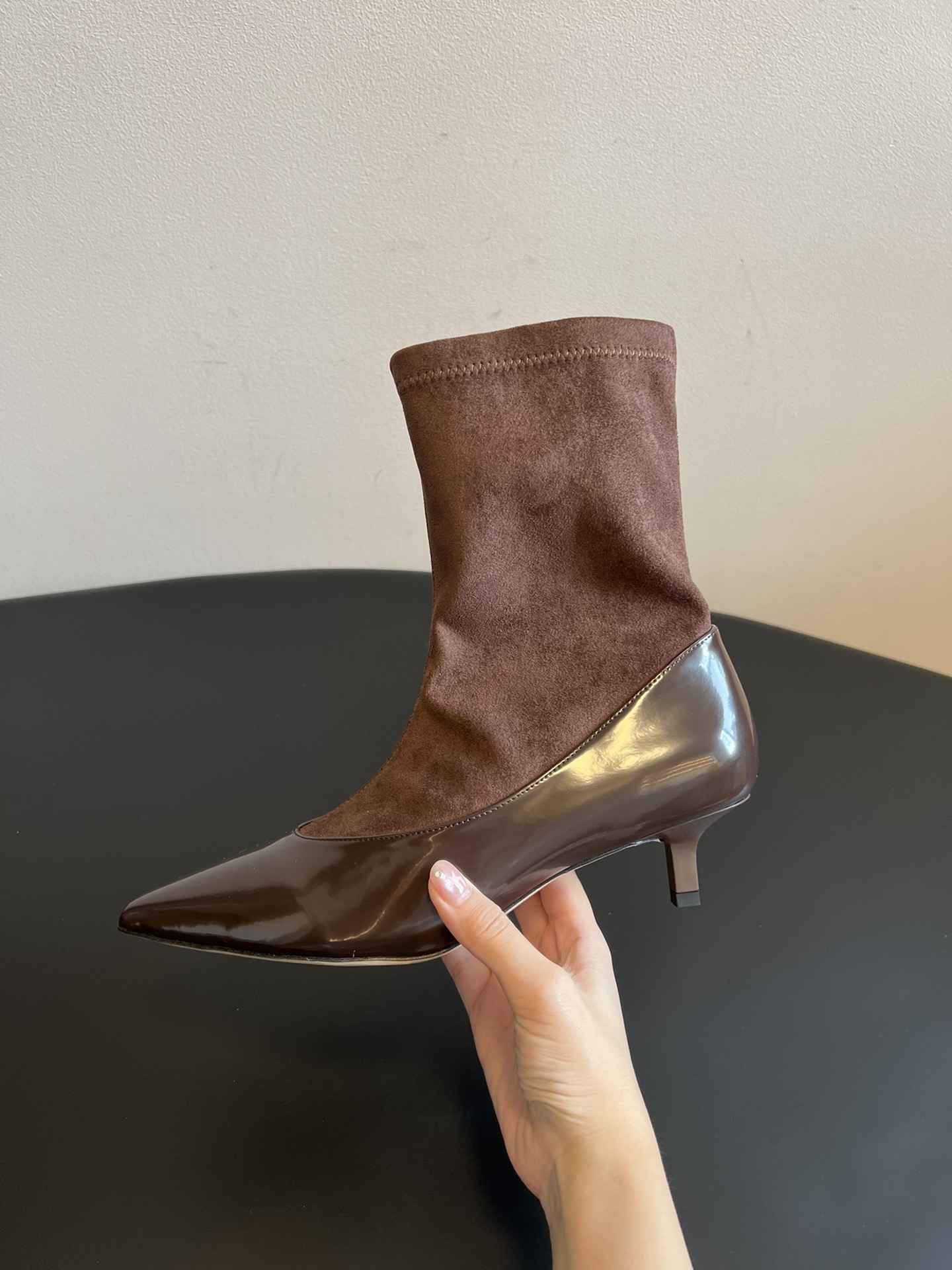 jacquemu* 25ss拼接尖头细跟短靴融合了法式优雅与现代简约，尖头设计精致利落，细跟增添女性柔美