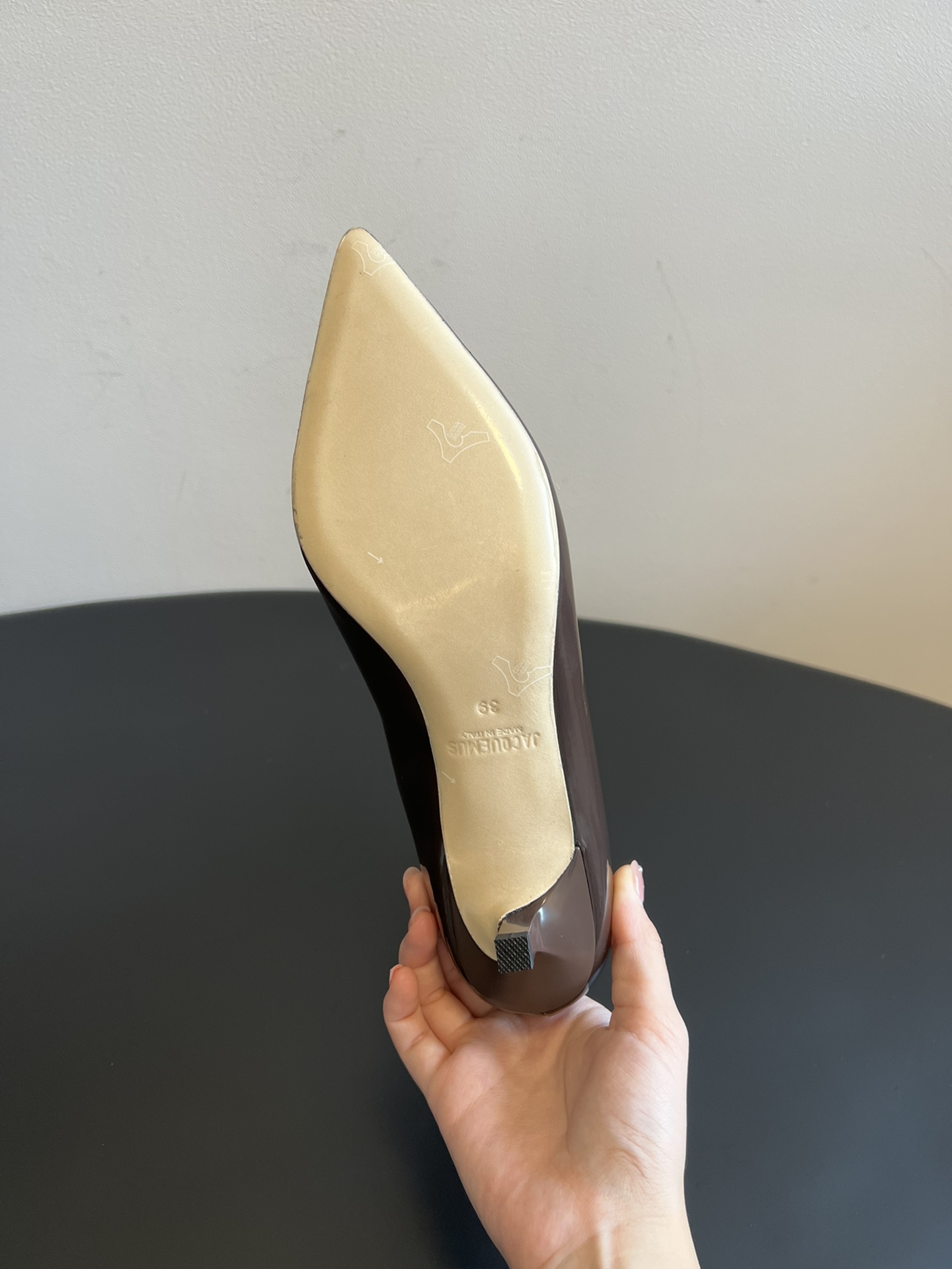 jacquemu* 25ss拼接尖头细跟短靴融合了法式优雅与现代简约，尖头设计精致利落，细跟增添女性柔美