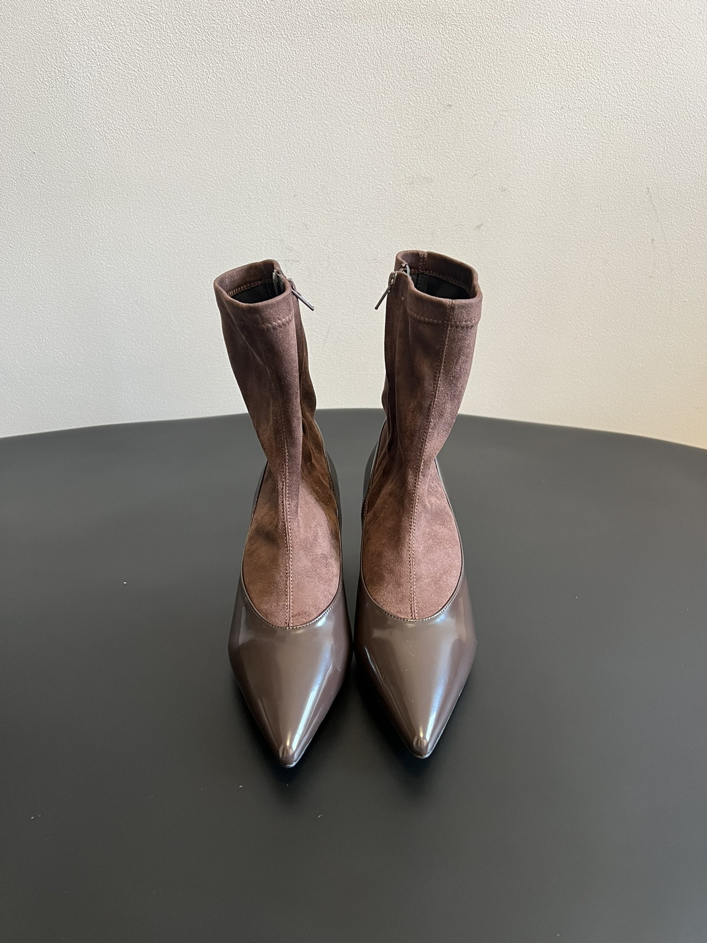 jacquemu* 25ss拼接尖头细跟短靴融合了法式优雅与现代简约，尖头设计精致利落，细跟增添女性柔美