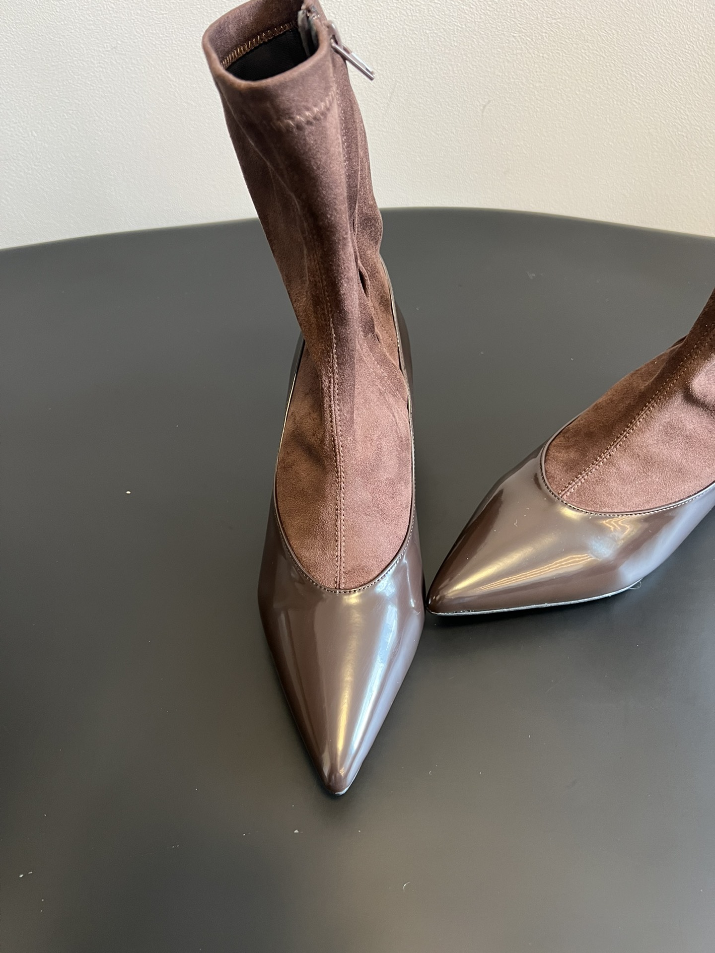 jacquemu* 25ss拼接尖头细跟短靴融合了法式优雅与现代简约，尖头设计精致利落，细跟增添女性柔美