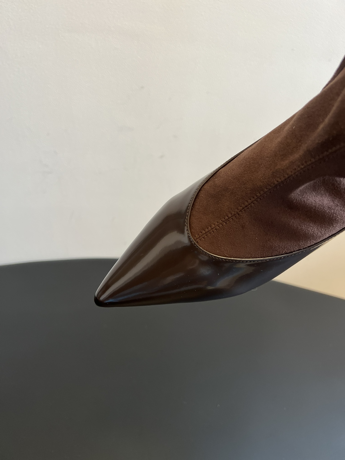 jacquemu* 25ss拼接尖头细跟短靴融合了法式优雅与现代简约，尖头设计精致利落，细跟增添女性柔美