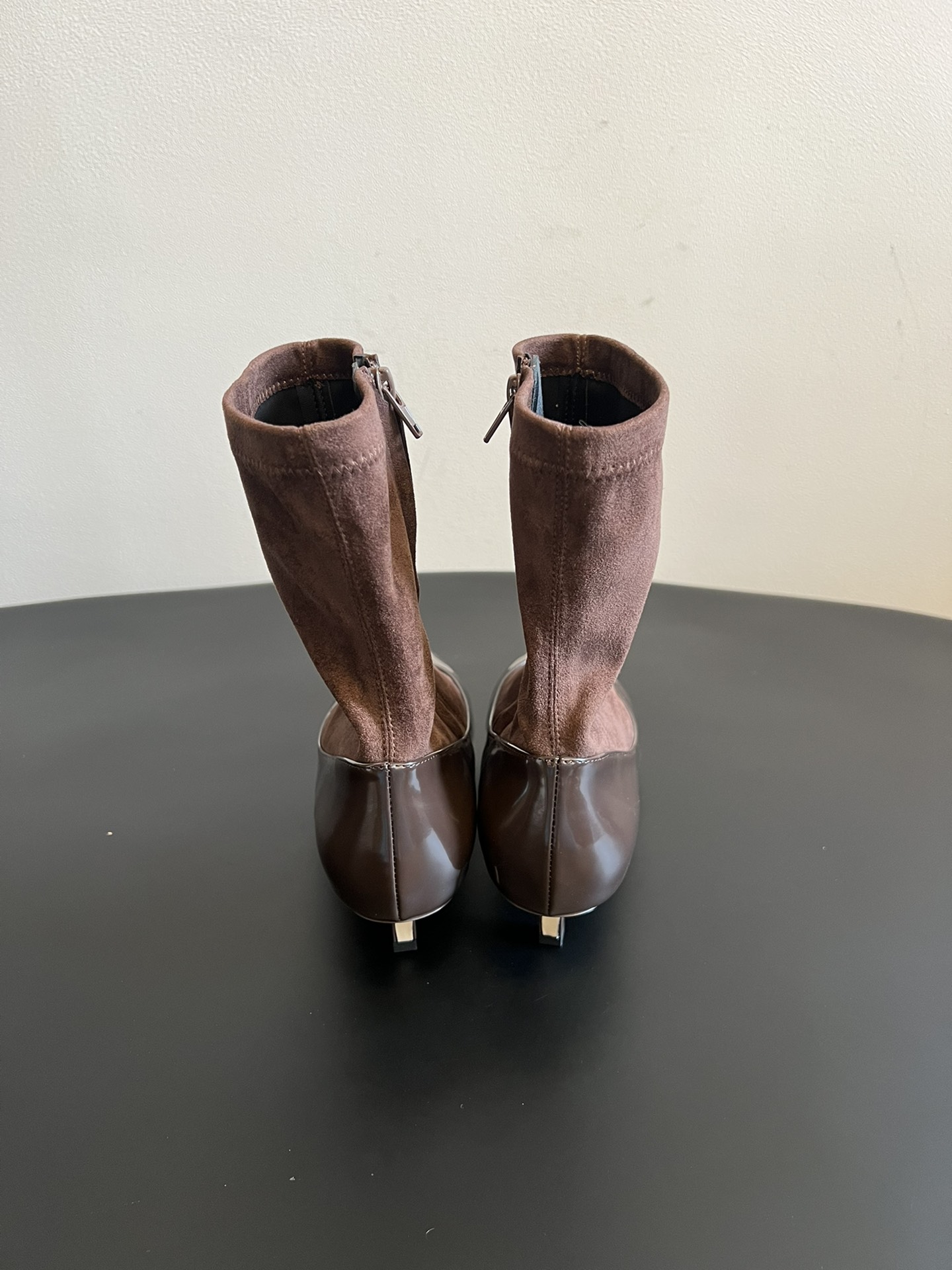 jacquemu* 25ss拼接尖头细跟短靴融合了法式优雅与现代简约，尖头设计精致利落，细跟增添女性柔美