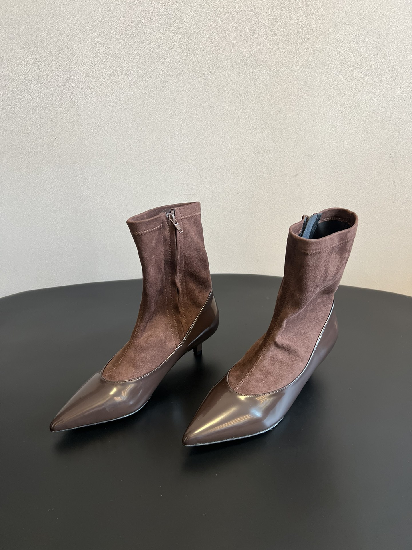 jacquemu* 25ss拼接尖头细跟短靴融合了法式优雅与现代简约，尖头设计精致利落，细跟增添女性柔美