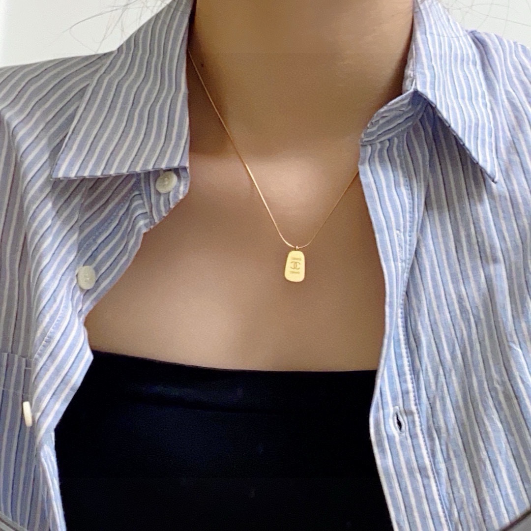 NO:555840,Xiaohongshu recommends Chanel's latest double-C gold water drop necklace, 14K stainless steel, color-preserving and super personalized. The versatile style is particularly good. The overall details are very surprising. The design is full of sense. It not only brings out personal confidence and taste, the style is elegant and fashionable, highlighting the French elegance. The meticulous details make it more attractive to wear. Boutique jewelry, chanel, chanel, necklace, gold19860909小红书推荐爆款香奈儿Chanel最新款双C黄金色水滴项链14K精钢保色超个性,百搭款特别特别赞,整体细节非常令人惊喜,设计感十足,不仅带出个人自信及品味,款式典雅而时尚,突显法式高雅气息,加上一丝不苟的细节,使得佩戴起来更具吸引力,饰品精品,chanel,chanel,necklace,gold,Jewelry