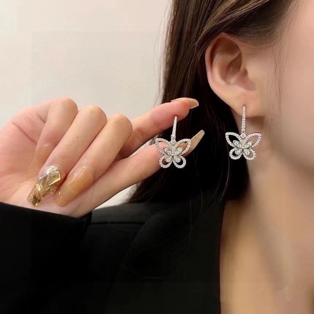 NO:555845,GRAFF's new fashionable light luxury style Phantom Butterfly Ear Hook Earrings Princess Full Diamond Butterfly Earrings GR@FF model, the design of high-end jewelry is grand and eye-catching, a very exquisite butterfly necklace, graceful posture, elegant and noble. The hollow fairy can make you become a high-end fairy, two little ones  Composed of butterflies, the phantom butterfly is the iconic style of the G family. There is no doubt about the beauty of the style. The upper body is a more existential necklace. The size is moderate and not exaggerated. It is super beautiful when paired with skirts. The jewelry is exquisite, including gucci, skirts, earrings, and necklace.19860909格拉芙GRAFF新款时尚轻奢气质幻影蝴蝶耳钩耳钉Princess满钻蝴蝶耳环GR@FF的款,高级珠宝的设计大气耐看,很精美的一款蝴蝶项链,翩翩姿态,优雅高贵.镂空仙子能够成就你成为高级仙子,两个小蝴蝶组成,灵动闪现幻影蝴蝶作为G家标志性款式,款式的美感毋庸置疑.上身是比较有存在感的一款项链,大小适中不浮夸,搭配裙装超级美,饰品精品,gucci,skirts,earrings,necklace,Jewelry