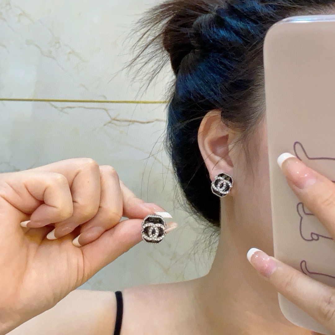 NO:555852,Xiaoxiang CHANEL's hot new product. Personalized and fashionable double C earrings with rhinestones. Full of high-end purchasing level. One-to-one quality. Elegant and refined design that very flatters the face. Youthful and energetic. I was attracted by this one at a glance. Very beautiful color combination, fashionable and playful. So exquisite earrings, jewelry boutique, chanel, earrings19860909小香 CHANEL火爆新品 个性时尚满钻双C耳钉搭配水钻高级感满满的代购级别 一比一品质 优雅大方精工设计非常修饰脸型 青春活力 一眼就被这款吸引了非常漂亮的颜色搭配时尚又俏皮 好精致耳环,饰品精品,chanel,earrings,Jewelry