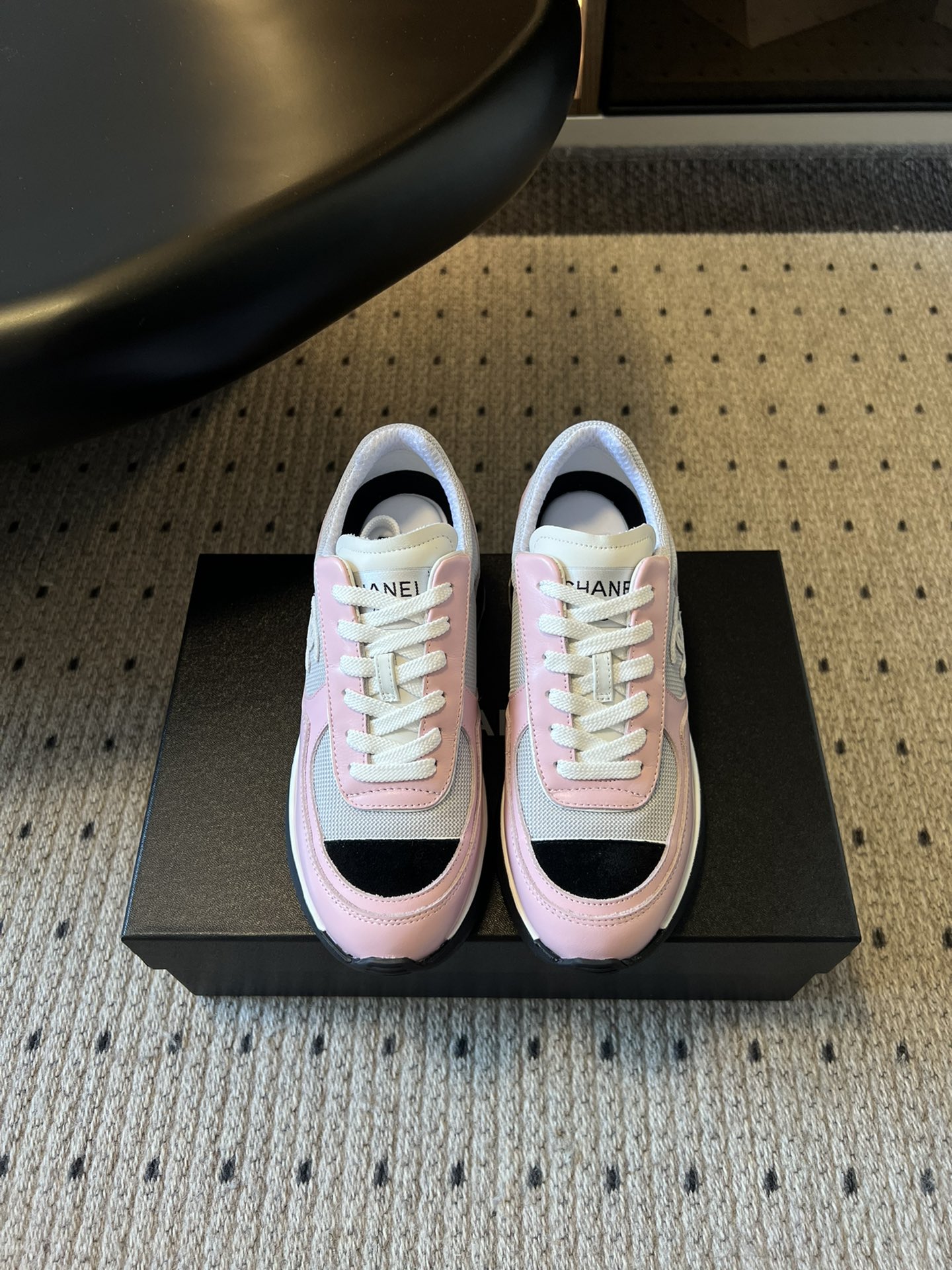 NO:563426,Top-quality chane* 25ss Chanel high-heeled sneakers are made of leather and mesh splicing materials, which have both texture and breathability. The shoe body is equipped with the brand's iconic double C logo, which is highly recognizable. It is available in three colors: white, black, and pink and white splicing. The style covers simplicity, coolness, and sweetness.  The thick-soled style not only enhances the fashion sense, but also has a certain height-increasing effect; the lace-up design fits the foot shape, is comfortable to wear and easy to adjust the elasticity. It combines sports style and luxury, which is suitable for daily leisure and adds a sense of luxury to the look. Upper cowhide/mesh lining Sheepskin/cotton mesh Outsole TPU outsole  Size35~40 (40 customized, non-returnable), casual shoes/sports shoes, chanel, chanel, sneakers, cowhide, sheepskin19860909顶级品质 chane* 25ss 香奈儿高跟运动鞋 采用皮革与网面拼接的材质,兼具质感与透气性.鞋身带有品牌标志性的双C logo,辨识度极高,有白色、黑色、粉白拼接三种配色,风格涵盖简约、酷感与甜美. 厚底款式,在提升时尚感的同时,还能起到一定的增高效果；系带设计贴合脚型,穿着舒适且便于调节松紧.融合了运动风与奢华感,既适合日常休闲,又能为造型增添高级感. 鞋面牛皮/网布 内里羊皮/棉网 大底TPU大底 Size35~40（40定制不退换）,休闲鞋/运动鞋,chanel,chanel,sneakers,cowhide,sheepskin,Women's Shoes