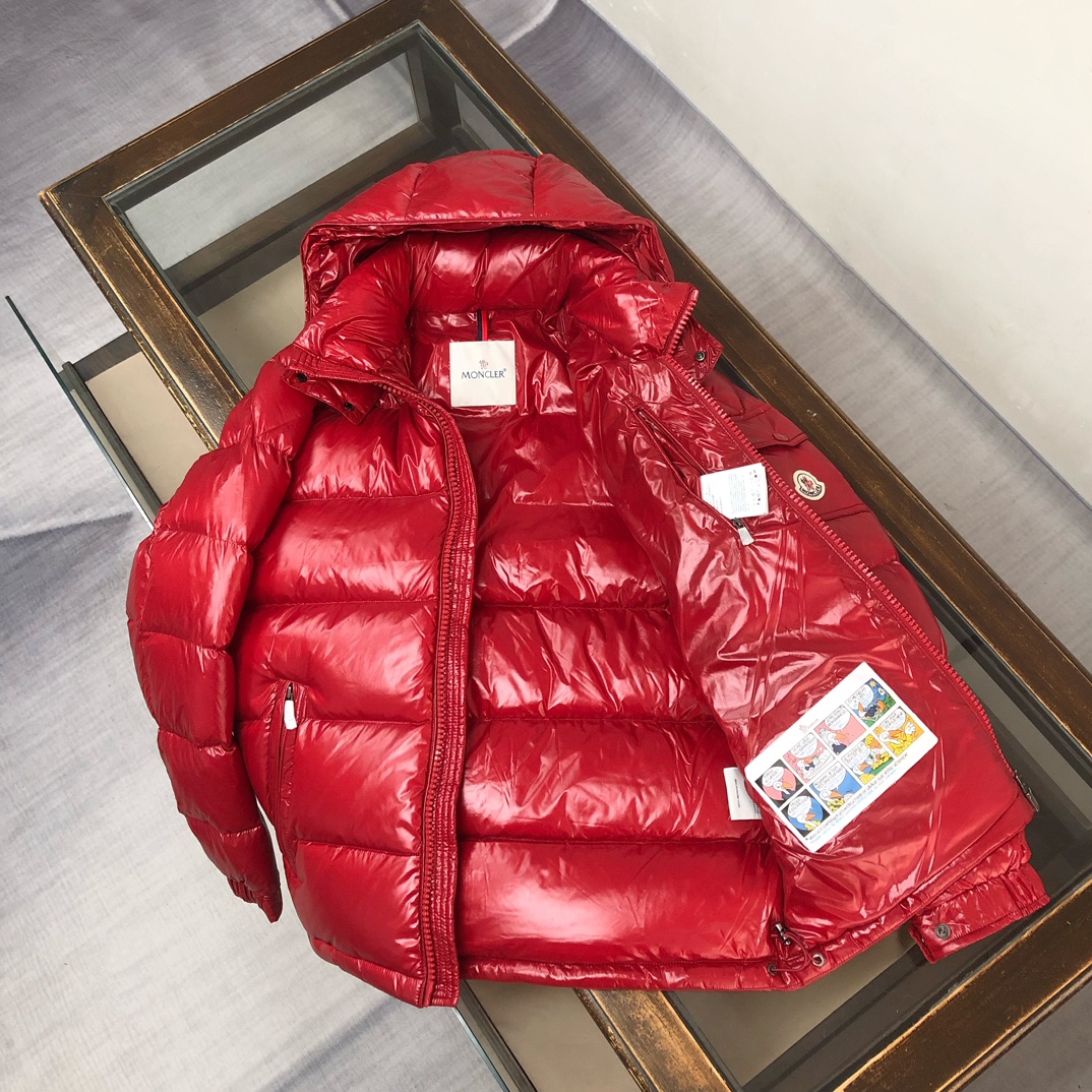 P500 #Moncler/蒙口 #MAYA玛雅 高版本 陈奕迅明星同款 经典中的典范#男女同款款!
采用尼龙制成搭配标志性长方格绗缝,是Moncler风格典范。跨越季节与时尚的经典短款设计,具有个性鲜明的轮廓、可拆卸风帽和可调节下摆,袖标口袋羽绒服受到8年代标致性外套的影响,Maya以现代风格和尖端元素重新审视了Moncler档案中的造型,这是品牌在滑雪装备方面获得的专业成果。
无论在运动方面,还是在服饰风格,这件高性能和积极精神的夹克具有好胜者强烈要求夺冠的所有元素。
➖NFC感应防伪芯片
➖独家采用台湾原厂尼龙nylon内外面料。
➖辅料五金原厂定制,还原正品级品质。
颜色:黑色深灰色 巧克力色 蓝色 红色
尺码:1-2-3-4-5-6▪️