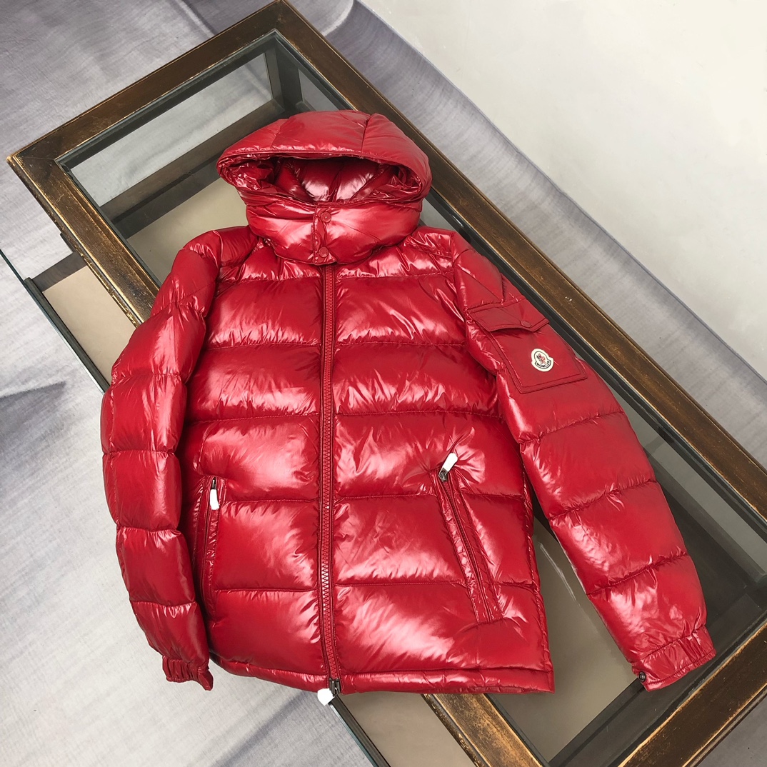 P500 #Moncler/蒙口 #MAYA玛雅 高版本 陈奕迅明星同款 经典中的典范#男女同款款!
采用尼龙制成搭配标志性长方格绗缝,是Moncler风格典范。跨越季节与时尚的经典短款设计,具有个性鲜明的轮廓、可拆卸风帽和可调节下摆,袖标口袋羽绒服受到8年代标致性外套的影响,Maya以现代风格和尖端元素重新审视了Moncler档案中的造型,这是品牌在滑雪装备方面获得的专业成果。
无论在运动方面,还是在服饰风格,这件高性能和积极精神的夹克具有好胜者强烈要求夺冠的所有元素。
➖NFC感应防伪芯片
➖独家采用台湾原厂尼龙nylon内外面料。
➖辅料五金原厂定制,还原正品级品质。
颜色:黑色深灰色 巧克力色 蓝色 红色
尺码:1-2-3-4-5-6▪️