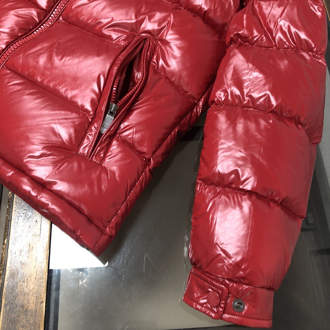 P500 #Moncler/蒙口 #MAYA玛雅 高版本 陈奕迅明星同款 经典中的典范#男女同款款!
采用尼龙制成搭配标志性长方格绗缝,是Moncler风格典范。跨越季节与时尚的经典短款设计,具有个性鲜明的轮廓、可拆卸风帽和可调节下摆,袖标口袋羽绒服受到8年代标致性外套的影响,Maya以现代风格和尖端元素重新审视了Moncler档案中的造型,这是品牌在滑雪装备方面获得的专业成果。
无论在运动方面,还是在服饰风格,这件高性能和积极精神的夹克具有好胜者强烈要求夺冠的所有元素。
➖NFC感应防伪芯片
➖独家采用台湾原厂尼龙nylon内外面料。
➖辅料五金原厂定制,还原正品级品质。
颜色:黑色深灰色 巧克力色 蓝色 红色
尺码:1-2-3-4-5-6▪️